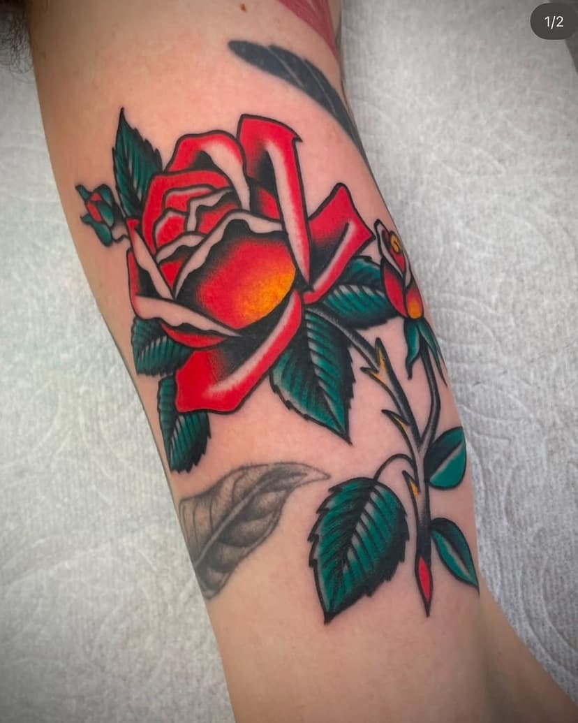 A perfect rose done by @jodiebeechem she is in the shop Saturday through Wednesday give her a follow and contact her directly to schedule! Walk-in’s always available 🌹

#portlandoregon #portlandtattooartist #traditionaltattoo