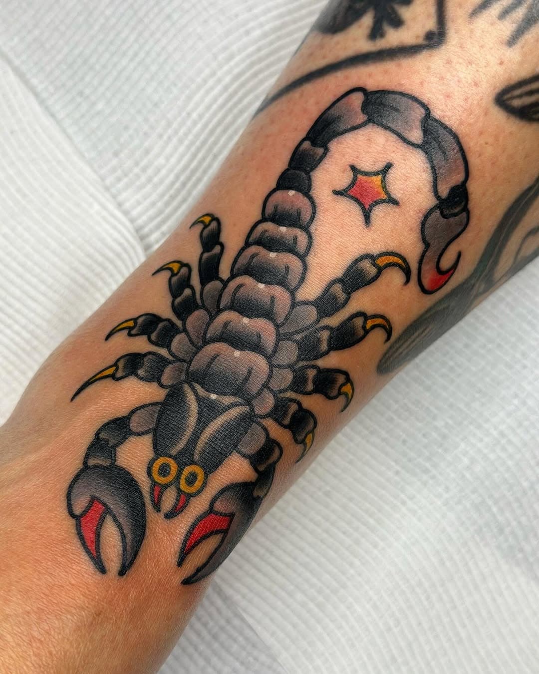 ❤️❤️❤️ a lil stingy menace filling some space on the front of an ankle ❤️❤️❤️

Made at @thegrandillusiontattoo 💃🏼❤️

#scorpiontattoo #traditionaltattoo