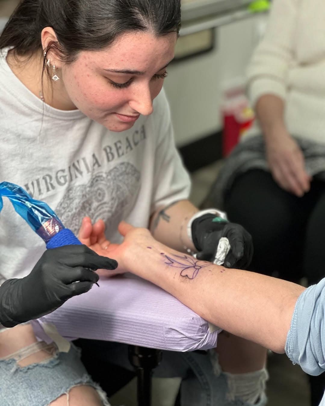 Our apprentice @artbysarahr_  is now offering free tattoos while she hones her skills! 🥳 This is a great opportunity to get some fresh ink at no cost while helping a budding artist gain experience. Designs will be limited to her current skill level, and all work will be supervised to ensure a safe and professional experience. Spots are limited, so reach out @artbysarahr_ to claim yours! ✨

#tattooapprentice #tattooer #tattoos #tattooshop