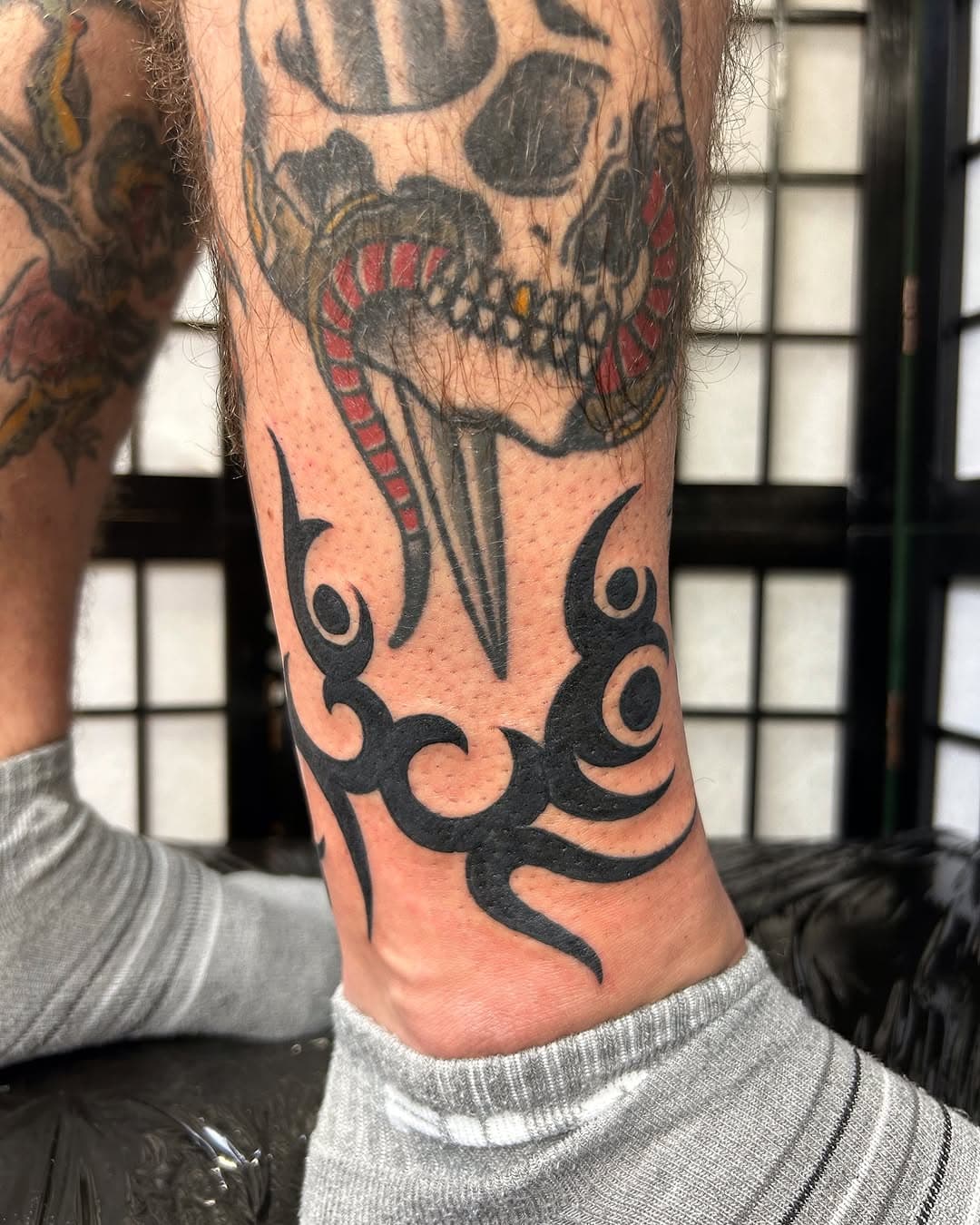 ☠️No dobra, tribal zrobiony. Kiedy jedziemy na wyspę Barneo @gutko.tattoo ? 
Drogi obserwujący, chcesz też taki tatuaż? Zapraszam do kontaktu!
#tribaltattoo #tribaltraditions #traditionaltattoo #freehandtattoo #sopottattoo