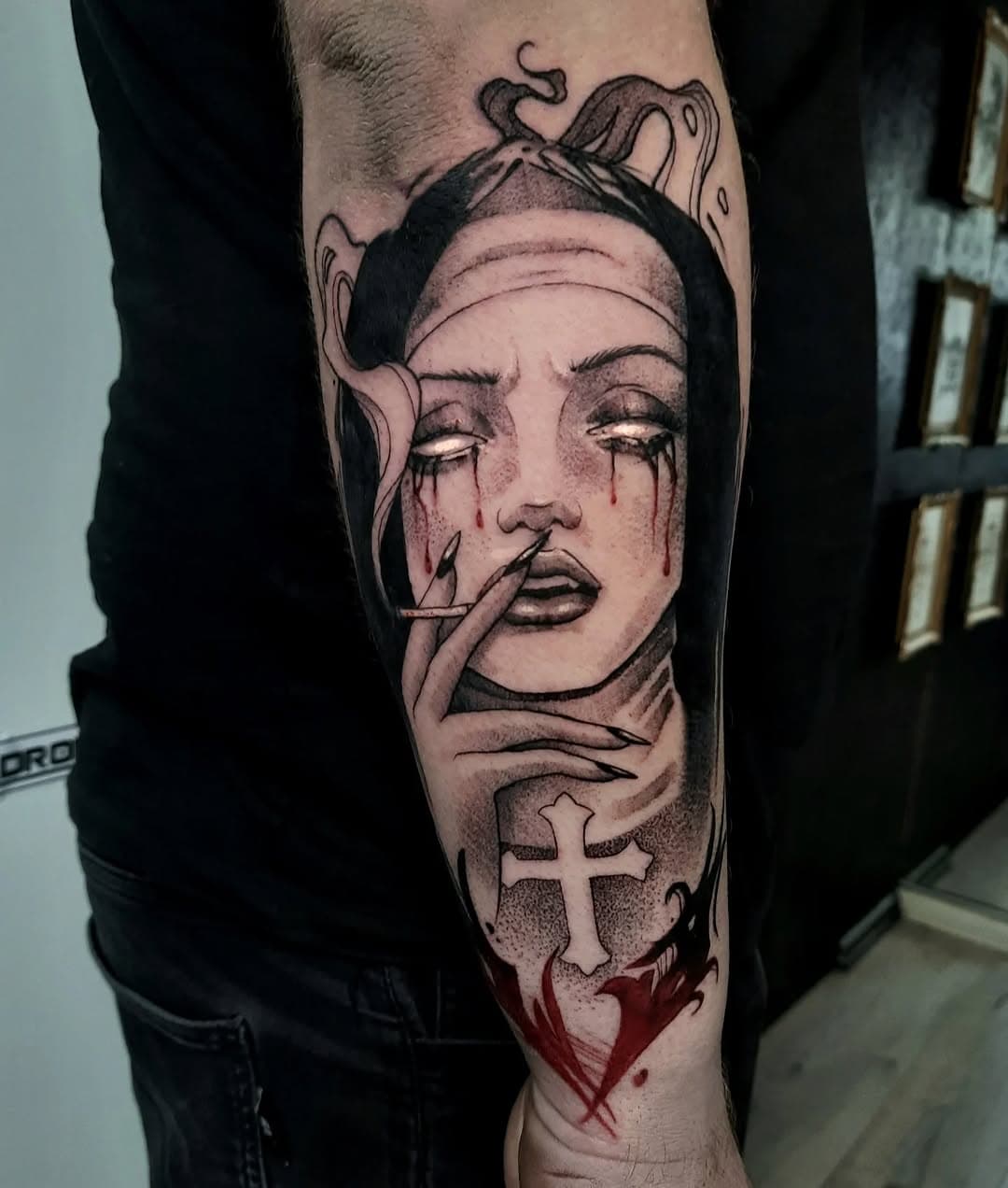 Kolejna mroczna zakonnica do kolekcji! 
Wiecie, że uwielbiam takie motywy? 
Zapraszam po więceeeej! 

#tattoo #tattooink #ink #tattoopoland #nun #nuntattoo #darkart #tattoolovers #tattooartist #tattoos