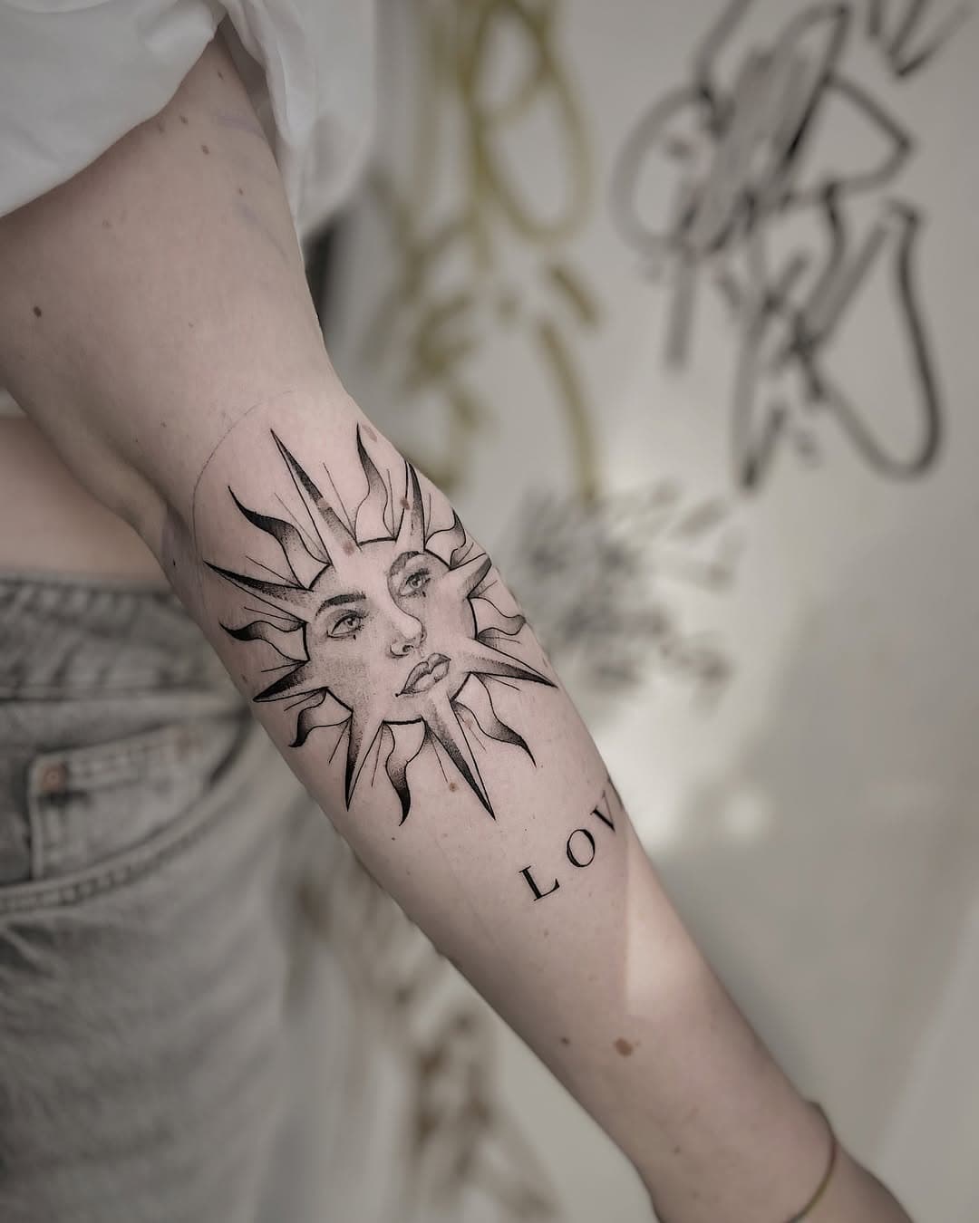 Eine kleine Sonne als Hoffnungsschimmer dafür das wir bald den Winter überstanden haben 
#sunny #suntattoo #tattoo #sunnydays