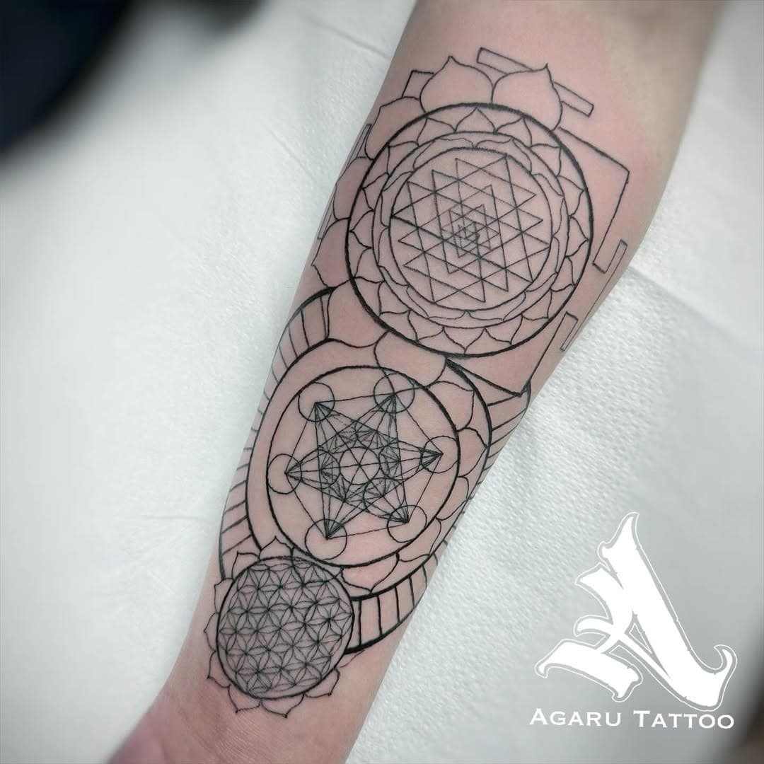 Sacred geometry for Bri by @cloudiatattoo 

#sacredgeometry #geometry #geometric #geometrictattoo #sacredgeometrytattoo #lineworktattoo #tattoo #tattooartist #femaletattooartist #delaware #delawaretattooartist #delawaretattoo #delawareartist