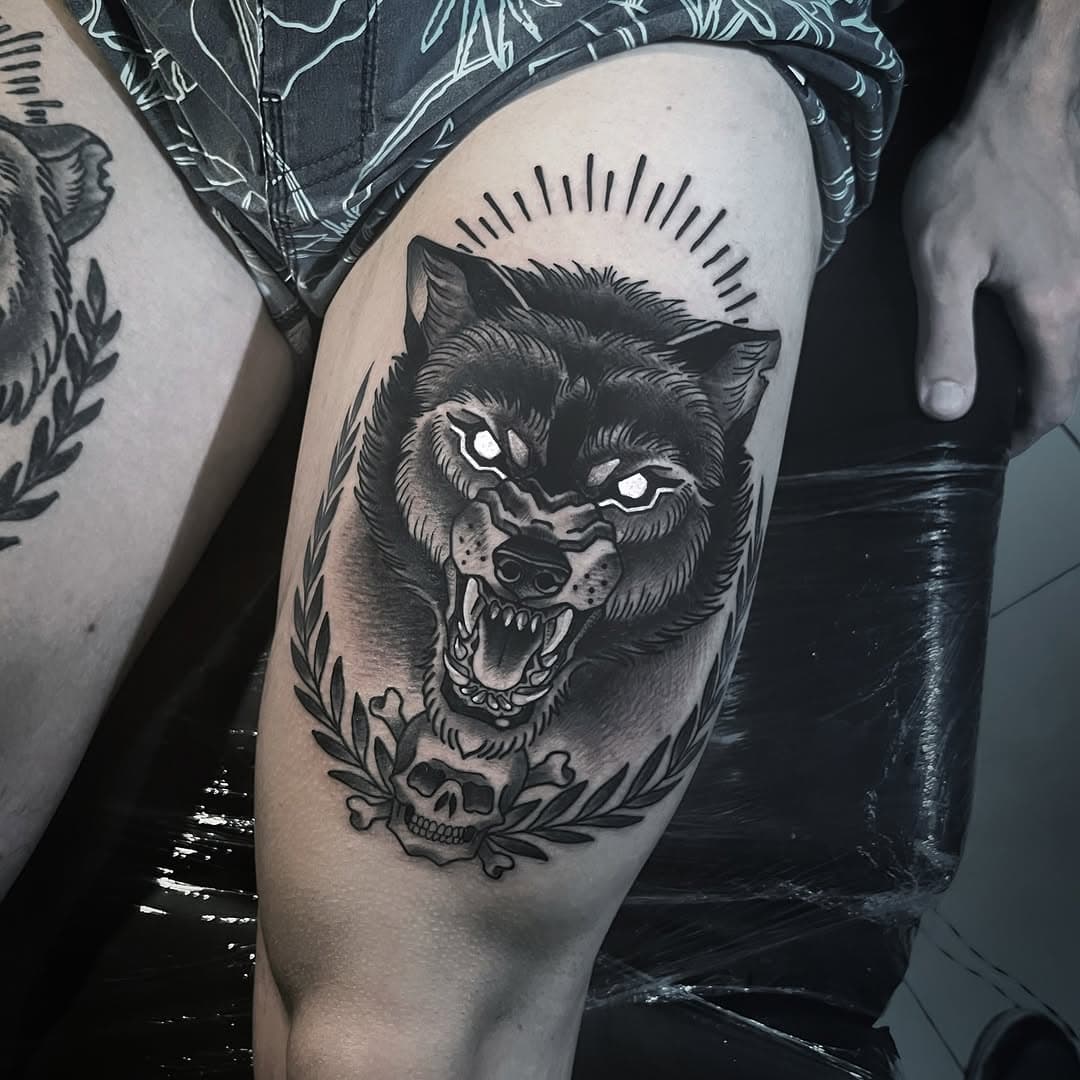 Ferocidade e força! Esse lobo imponente carrega toda a energia selvagem e a intensidade do olhar que atravessa almas. ⚔️🐺🔥 Quem mais curte tattoos nesse estilo? Comenta aí!

#tattoo #blackwork #wolftattoo #tattooart #darktattoo #tattooed #tatuagemmasculina #tattoosp #tattoobr #tatuagemLobo