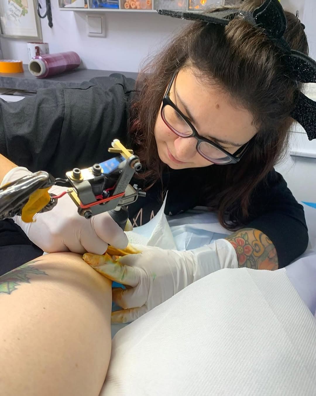 This is Melly! - nicht mehr so neu bei uns, doch als kurze Erinnerung für euch wie großartig sie ist :)

„Hi, ich bin Melly aka Melaniecholie_Tattoo,
eine leidenschaftliche Tätowiererin, die seit 2019 im Catcave Golden Sphynx Tattoo arbeitet. 

Mit einem besonderen Fokus auf Anime-Stil und süßen, detailreichen Motiven habe ich mir hier einen Namen gemacht. 

Meine Werke zeichnen sich durch filigrane Linien und ausdrucksstarke, semirealistische Frauenportraits aus, die sowohl sanft als auch kraftvoll wirken. 

Besonders gern widme ich mich der Gestaltung von bunten Motiven, die durch meine Kunst lebendig werden. Mit einem ausgeprägten Sinn für Ästhetik und einer Liebe zu detaillierten, liebevoll gestalteten Tattoos, bringe ich die Wünsche meiner Kundinnen und Kunden stets mit viel Hingabe und Kreativität zum Leben.“