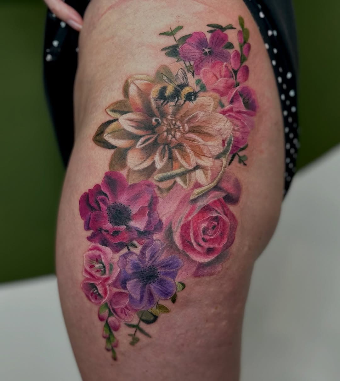 Thigh florals 🐝 

@wishbonetattoostudio 

Cover ups - don’t leave them until summer! Start thinking about them now so you’re summer ready 🖤

For bookings, email - beckyfosterdesign@hotmail.com

#thightattoo #floraltattoo #beetattoo #flowertattoo #newcastletattoo #newcasletattoostudio