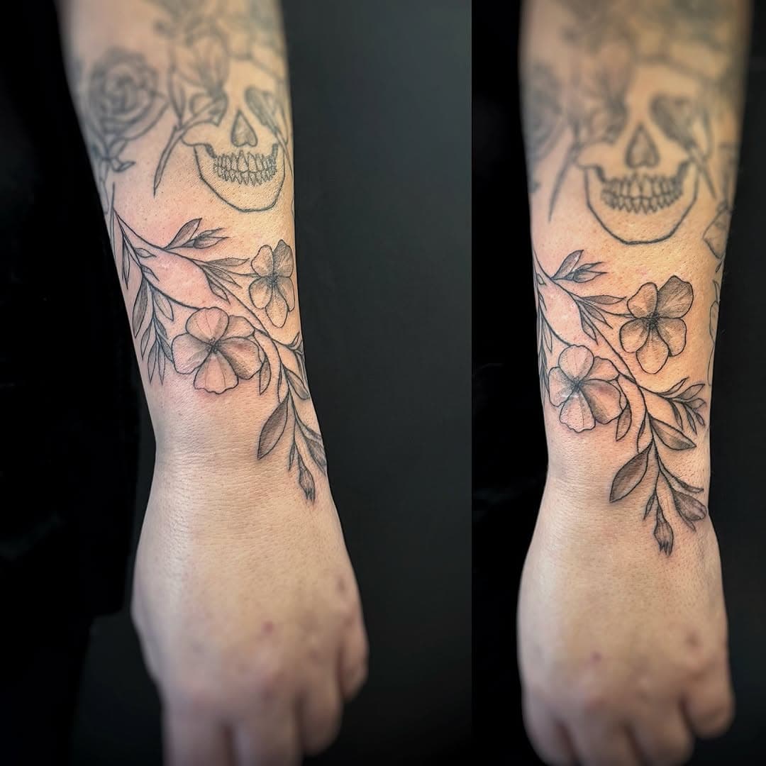 Some pretty floral flash this morning ✨❤️

#yegtattooartist #yeg #edmontontattoo #edmontontattooartist #floraltattoo #floraldesign #femaletattooartist #westerntattoo #wildflowers #wildflowertattoo #sprucegrove #sprucegrovebusiness #sprucegrovemoms #stonyplain