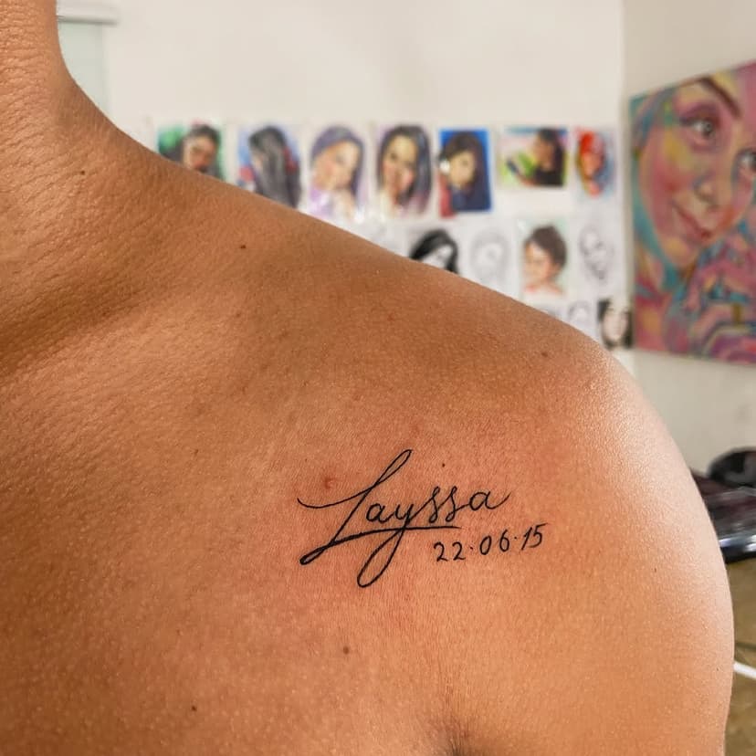 •Meu cliente me escolheu para fazer sua primeira tatuagem e escolheu fazer uma homenagem para sua sobrinha que tanto ama. 

•Ele me contou que quando ela nasceu, ela precisou ficar na incubadora e toda aquela situação e o tempo que ela passou lá na maternidade a esperando o marcou. 

•A Laysa deve estar se sentindo muito amada. 
• Fico feliz em participar dessa homenagem. Uma tatuagem delicada, expressando um grande sentimento.

#tattooshopinbrazil #tattooshopinsalvador #estudiodetatuagememsalvador #tatuadoremsalvador #salvadorbahia #oquefazernocarnavalemsalvador #carnavalnabahia #feriasnabahia #ondeiremsalvador #oquefazeremsalvador