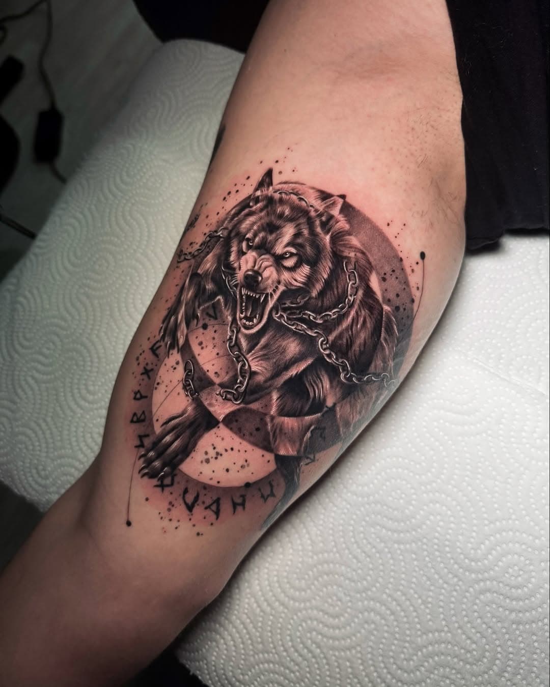 Fenrir, o lobo gigante do Ragnarök 🐺
.
Fechamento de braço exclusivamente com mitologia nórdica 🗡️
.
Obrigado Bruno pela confiança mais uma vez 🙏
.
Bom fim-de-semana e excelente início de semana a todos 🫶
-
#tattoo #tattooer #tattooist #inked #tatted #tatt #tattoolovers #tattooer #tattooart #tattooartist #inkedlife #tattoosofinstagram #tattoos #tattoostyle #realismtattoo #tattooedgirls #tattoostudio #tattoolife #tattoolife #microrealismtattoo #tattooing #tatuagens #tatuagem #tatuador #fineline #minimaltattoo #finelinetattoo ##microrealism #conceptrealismtattoo