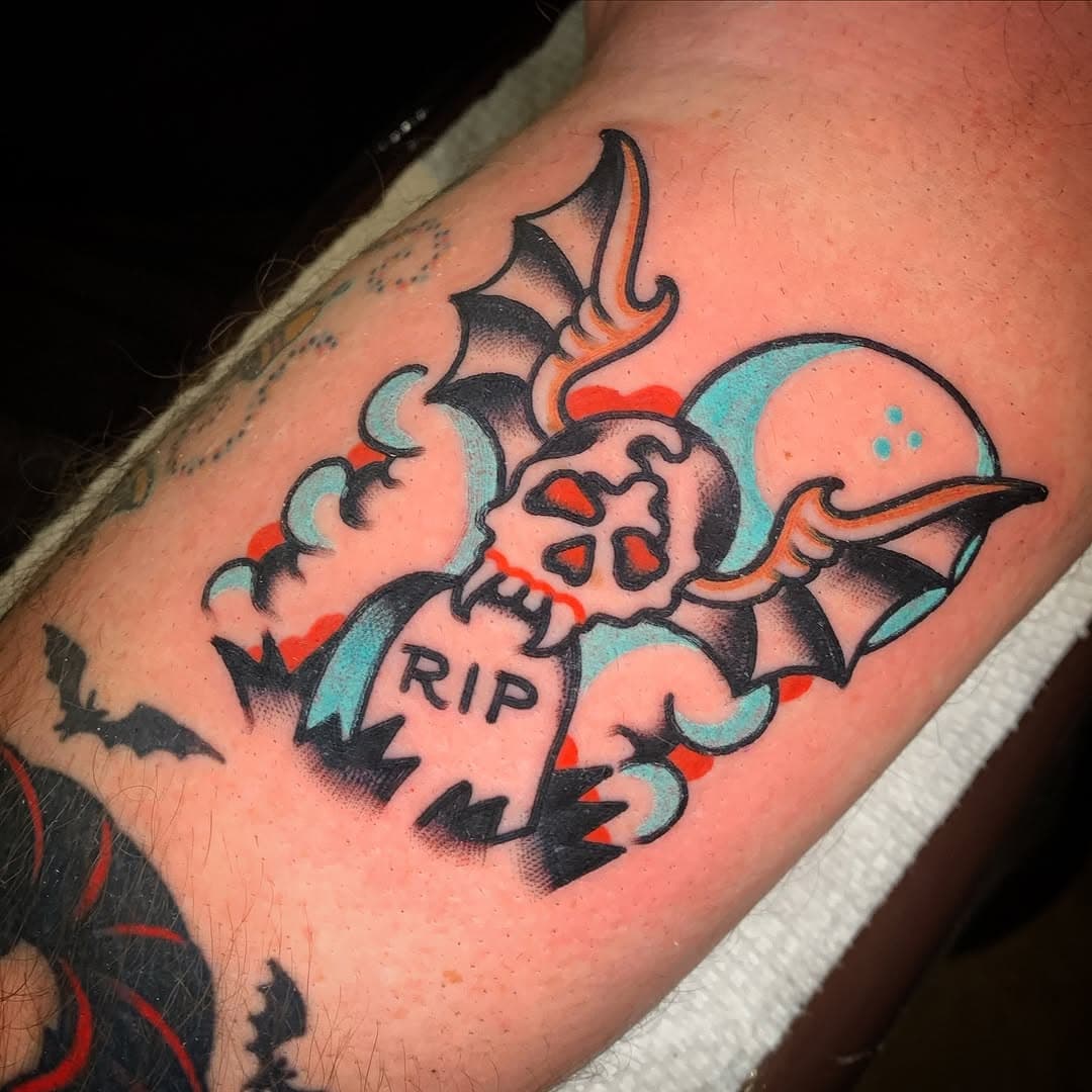 Gothic hearts never die.
.
.
.
.
.
.
.
#blakemeeks #hotstufftattoo #restinpeace #tombstone #gothtattoo #brutaltraditional