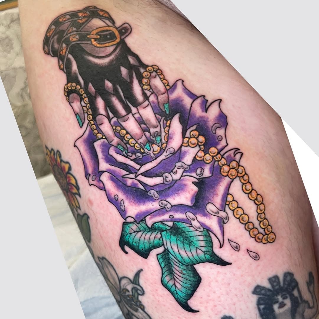 Had so much fun finally tattooing this design from my bat glasses flash sheet, all my flash designs are still available and can be viewed in my highlights. Thank you so much for your trust and always getting fun tattoos! Now and always booking your idea or mine:)