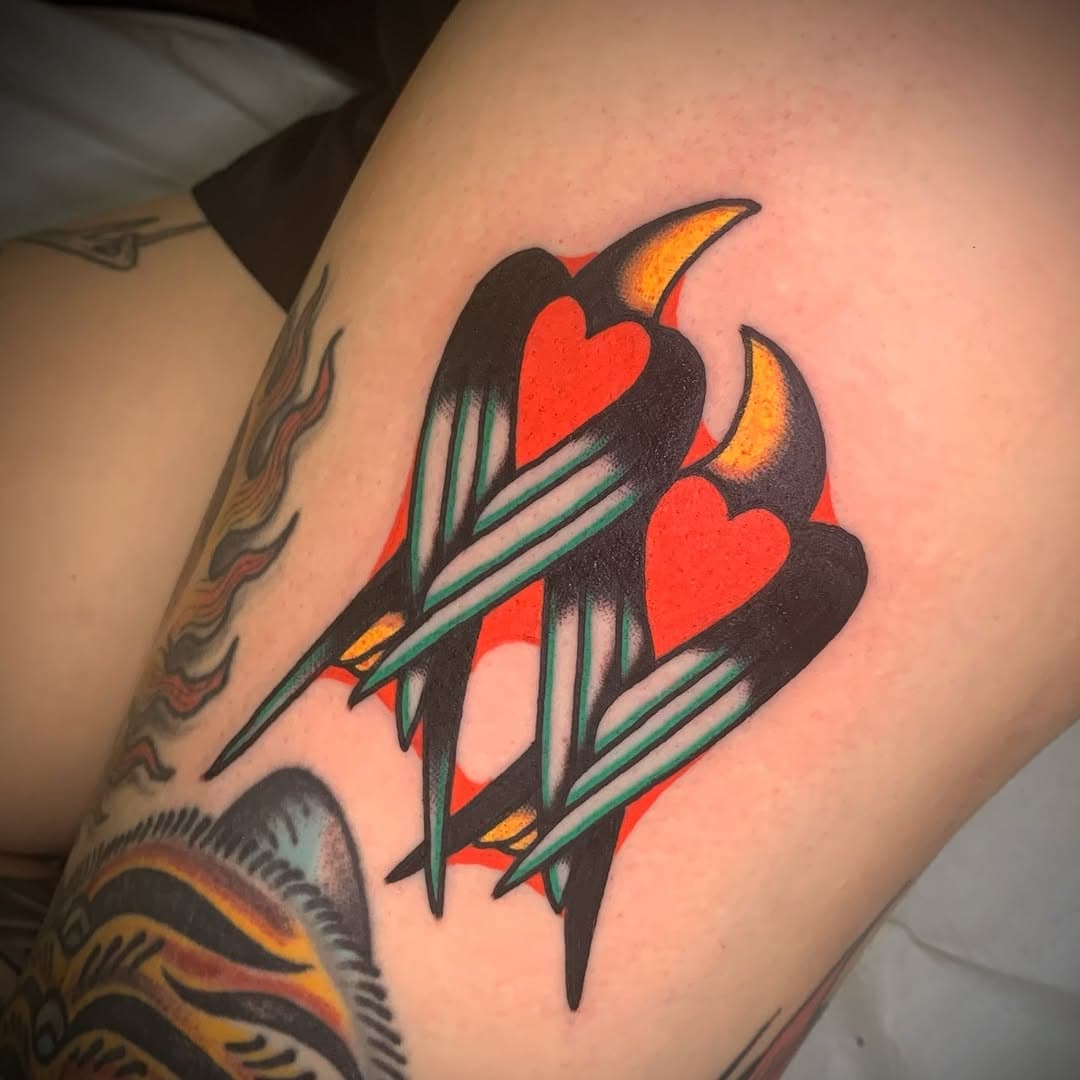 Stephen King’s wife almost divorced him over Mambo Number 5. These are birds that are in love.
.
.
.
.
.
.
.
#blakemeeks #hotstufftattoo #lovebirds #birdtattoo #lovetattoo #brutaltraditional