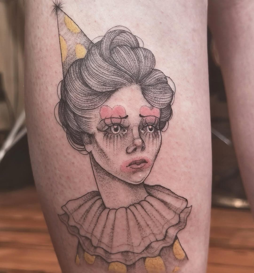 a lil Clown Cutie 💗✨🍬 to celebrate Valentine’s from @imokay_art 
.
.
.
.
.
.
.
.
#savannah #savannahgeorgia #savannahtattoo #historicsavannah #downtownsavannah #riverstreet #tattooshop #blackandgreytattoo #creepytattoo #clowntattoo #hearteyes #clowngirl #clowngirltattoo #valentinetattoo