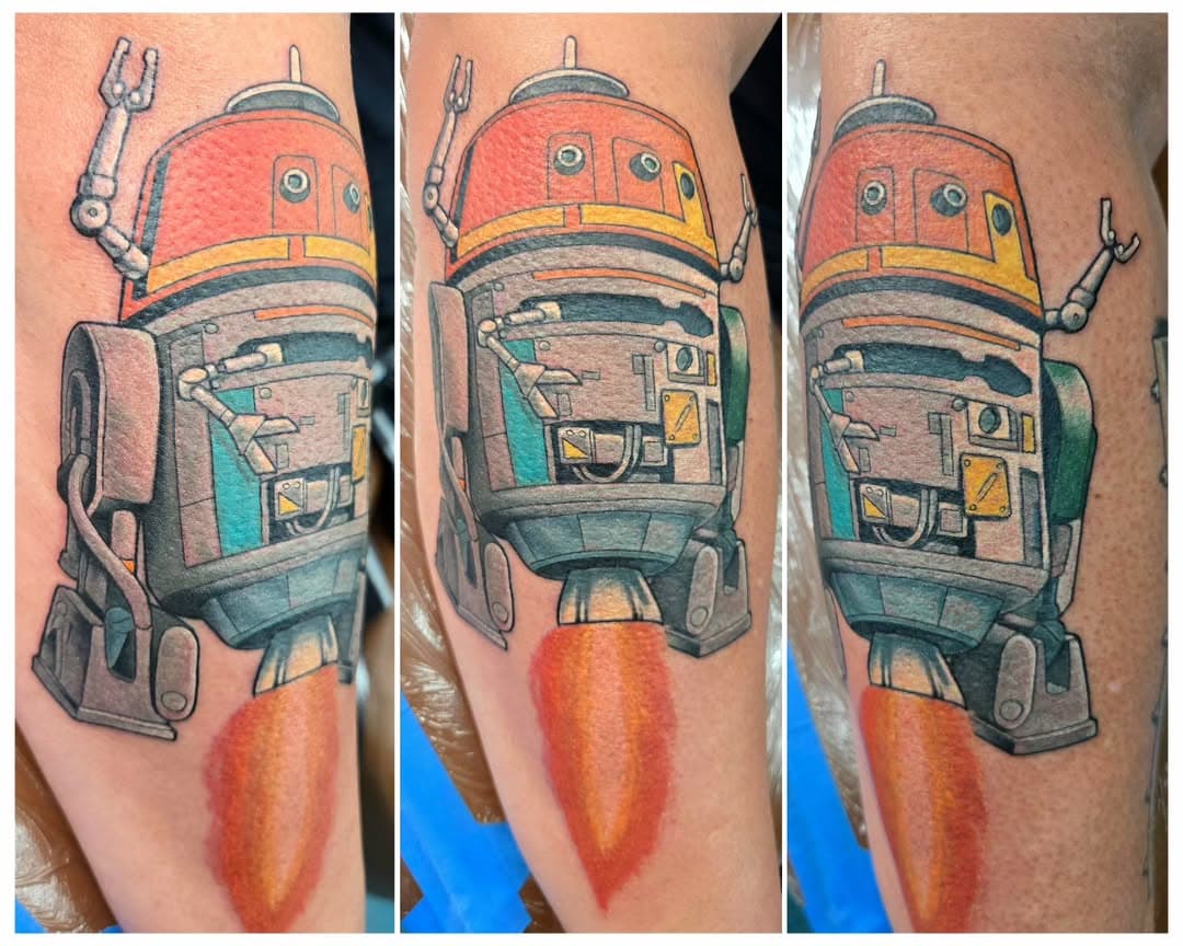 Chopper, on his way to commit war crimes! @boss_tom_tattoos @fallenangeltattoo @starwars_tattoo_art #starwarstattoo #starwars #clonewars #ashoka #chopper #warcrimes #bosstomtattoos #fallenangeltattoo #roseville #vernonstreet #vernon #california #likeaboss  #thisistheway