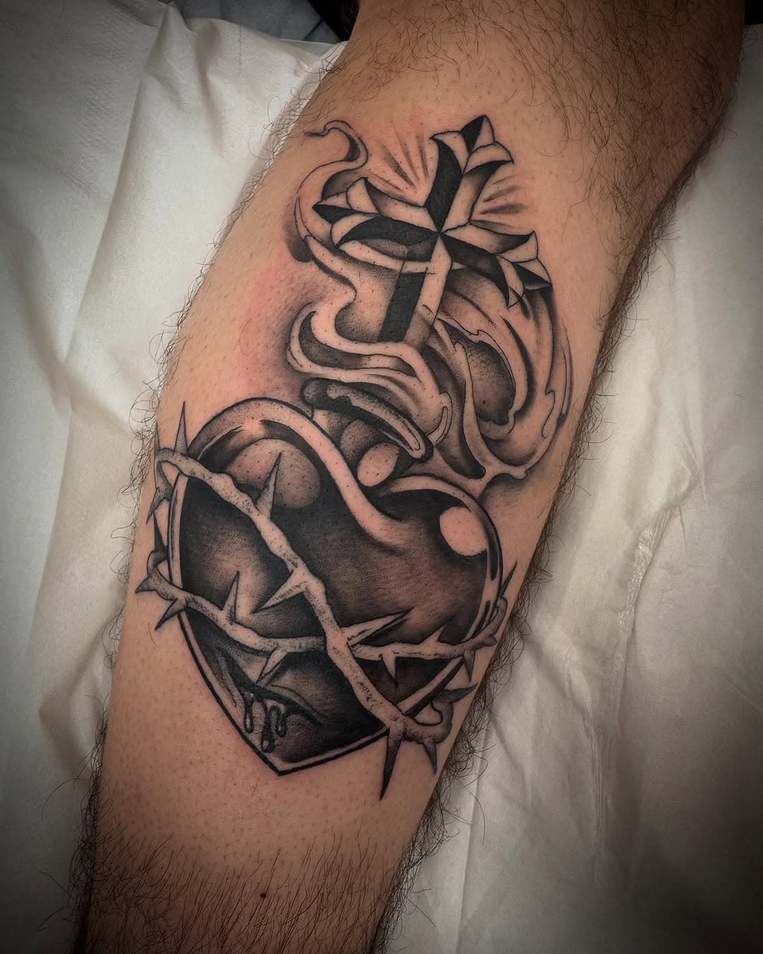 Sharing this sacred heart on a rainy Sunday. Made for @colin.gallagher Always a pleasure having you in the chair, pal. Hope you’re digging it. See ya next time. Tattoo crafted by @adamlauricella 
📖 BOOKS ALWAYS OPEN
💥 Large and small projects welcome 
.
.
.
.
.
.
.
.
.
.
.
.
.
#gracelandtattoo #wappingersfalls #hudsonvalley #hudsonvalleytattoos #nytattoo #nytattooartist #sacredheart #religioustattoo #villageofwappingers