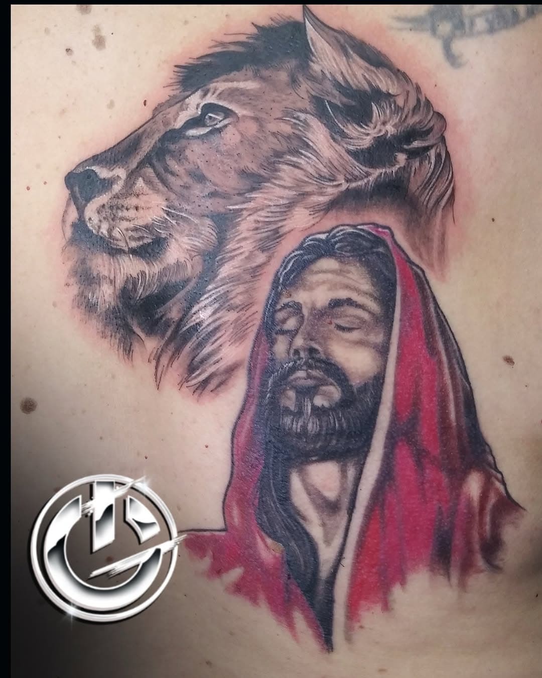 A moments of peace and promise that everything will be OK. Faith is knowing that this will be true, even in the darkest times.
#faith #believer #lion #jesus #tattoo #privatestudio #peace