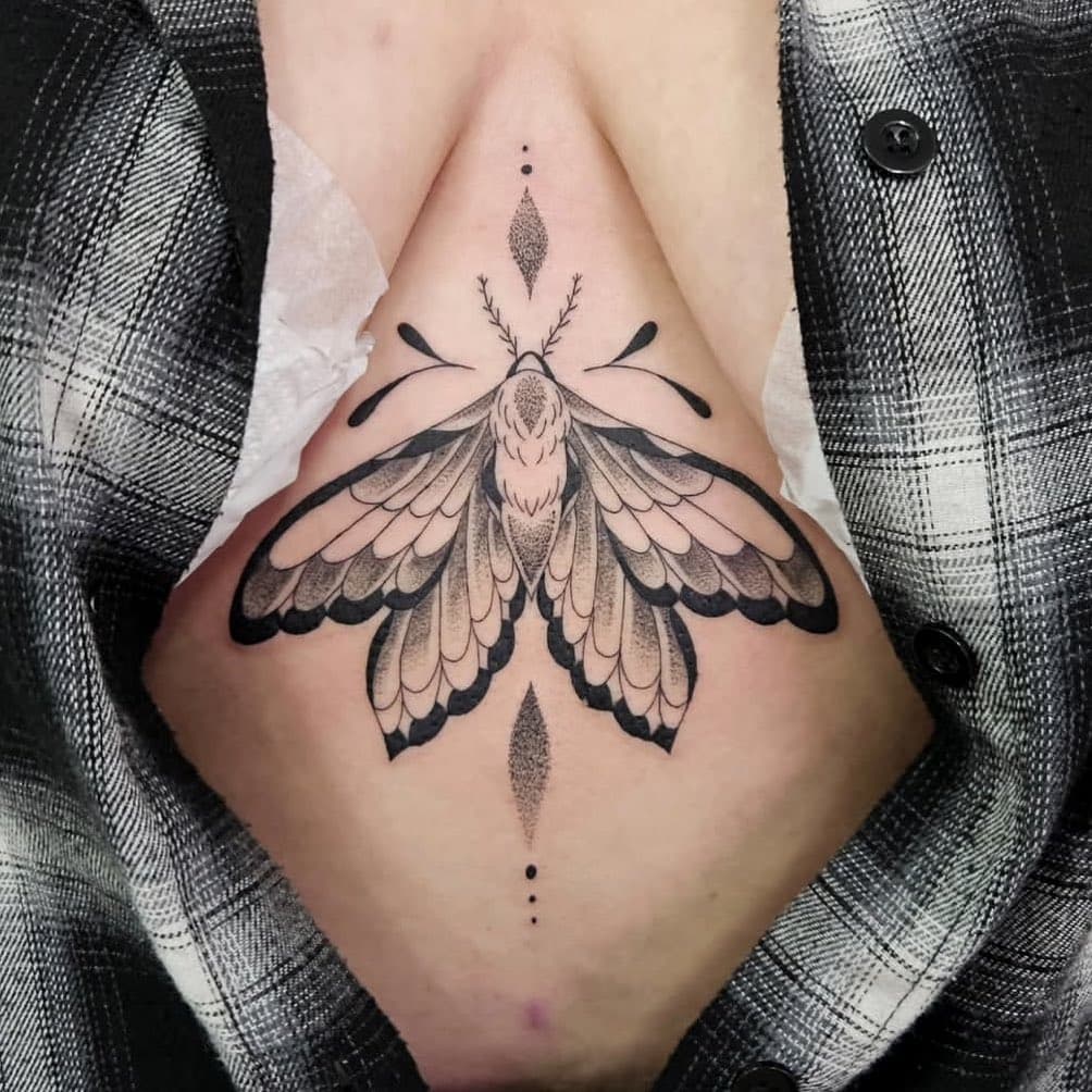 🖤🦋 Captivated by this stunning black work moth, expertly inked by Chelsea. Every line and detail is a perfect representation of transformation and resilience. @chelsea1603_tattoo ✨  #BlackworkTattoo #MothTattoo #ChelseaTattoo #TattooArt #InkMasters #ResilienceInInk #sternumtattoo