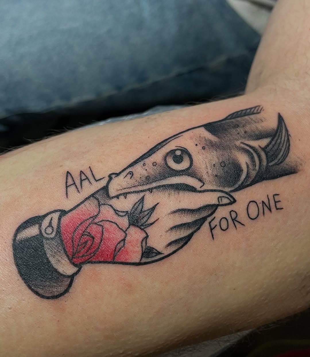 Aal for one ~ Tätowiert @42juki #aal #eel #aaltattoo #eeltattoo #gronewoldtattoo #hamburg #altona #ostfriesland #hamburgtattoo #altonatattoo #ostfrieslandtattoo #traditionaltattoo #neotraditionaltattoo #tattoo #tattoos #ink #moin