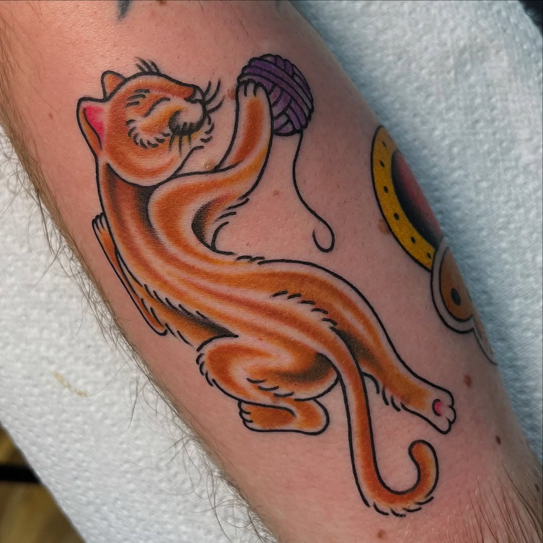 Crawling house cat for Luke. I have space this month for tattoos big and small. Get in touch and treat yourself @starlingtattooltd 

#traditionaltattoo #tattoo #cattattoo #hove #hovetattoo #brighton #brightontattoo