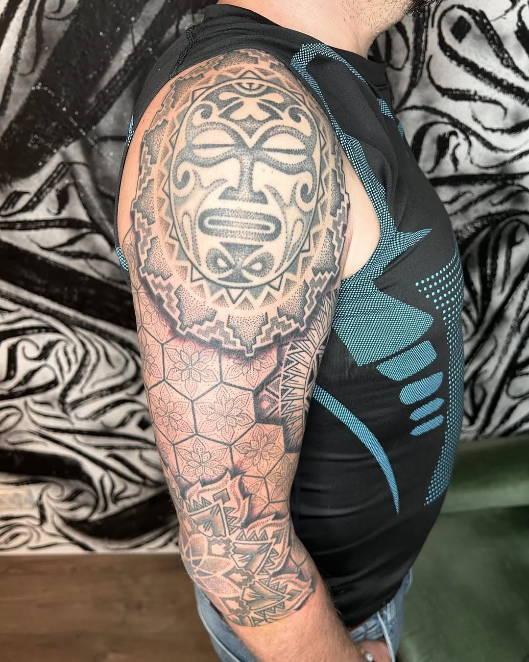 Hi Community ☀️ dieses Projekt war ne kleine Herausforderung weil die Tiki Maske bereits vorhanden war, ich hab einfach drum rum gestochen und ta daaaa 💫 ist ein richtig cooler, Maori inspirierter, Mandala Sleeve entstanden 💛 Gefällt es euch? Lasst es mich wissen 🫶🏽 Gestochen von Alice 🧝🏽‍♀️ #mandala #maoriinspired #mandalasleeve #dotworktattoo #ludwigshafengram #hinterdemspiegeltattoo #lovemyjob #glücklichekunden #cheyenne_tattooequipment