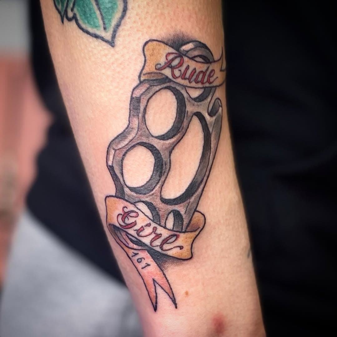 Merci @morganetinytank 💥

#tattoos #tattoodesign #tattooworkers #mtl #montreal #montrealtattoo #quebectattooshops #skinhead  #oi #punk #traditionaltattoo #tattoopunks  #sharp #antifa #traditionaltattoo #161 #brassknuckles #knuckleduster #ironfist #paperweight #rudegirl #fighter