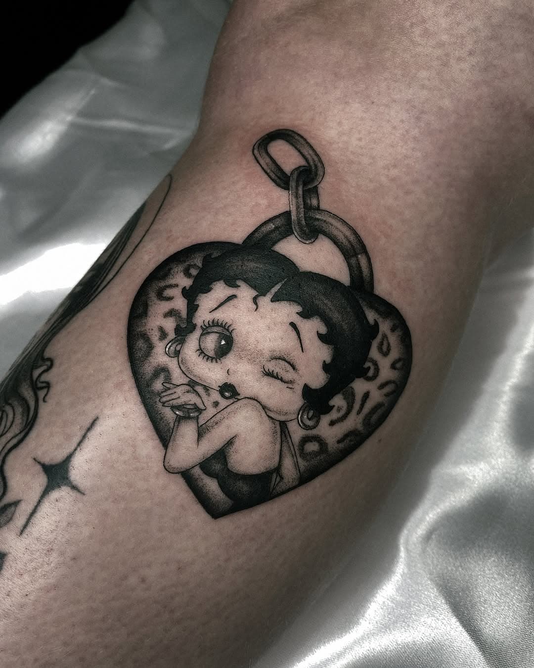 Betty boop from my flash for @veronikamariamagdalena ✨

Thank you so much 🤍🤍

Done @7siegeltattoo 
______________________
Appointment via mail 
jessi@7siegeltattoo.de
.
.
.
.
,
#bettyboop #bettybooptattoo #fineline #finelinetattoo #chaintattoo #pendanttattoo #leotattoo #dotwork #kasseltattoo #colognetattoo