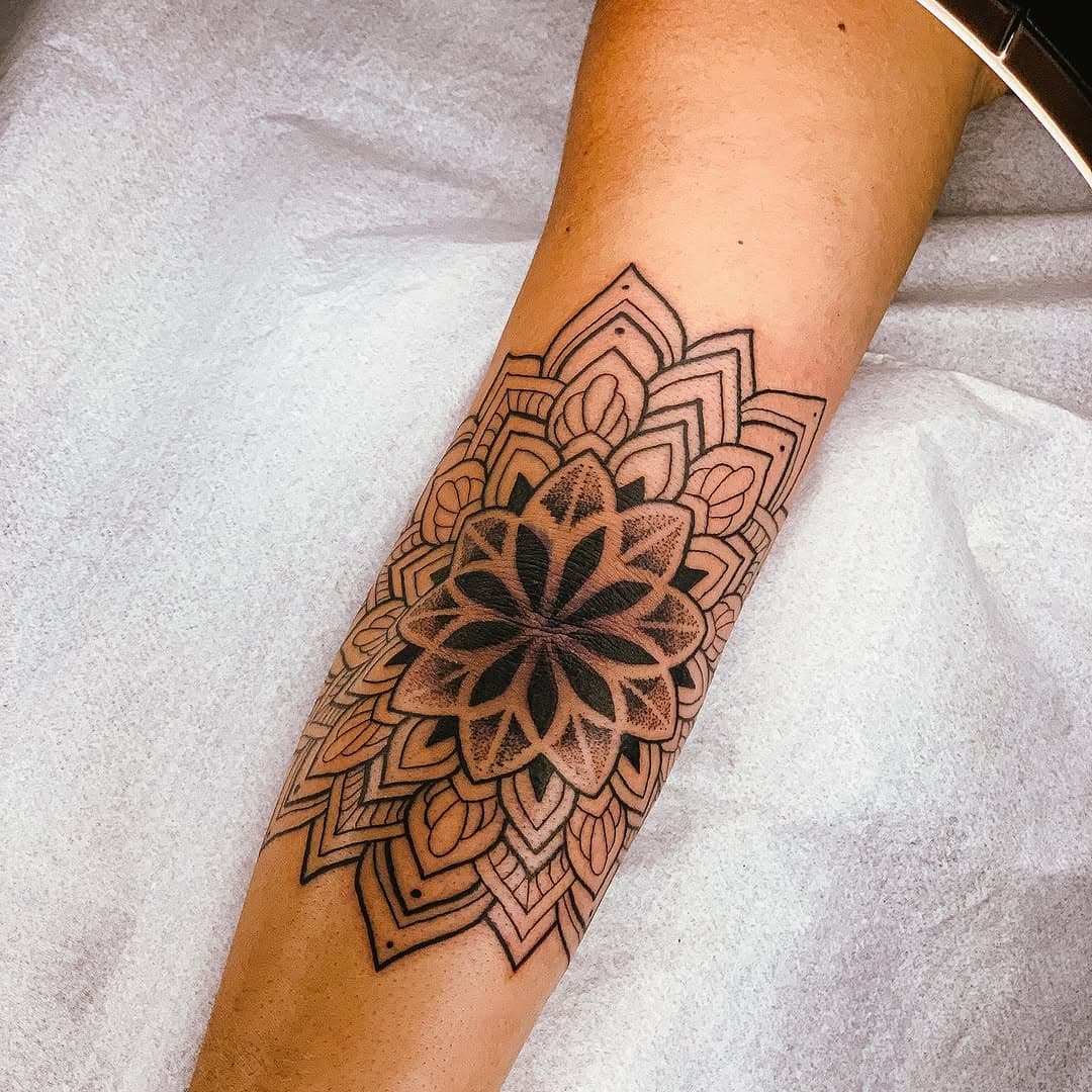 E esse trabalho Lindo que fiz para a @matoso_erikaa . 🤩🥰💫

#pontilhismo #mandala #mandalatattoo #mándala #mandalas #linhas #linha #tattoo #tatuagem #brunosled #traçonobre