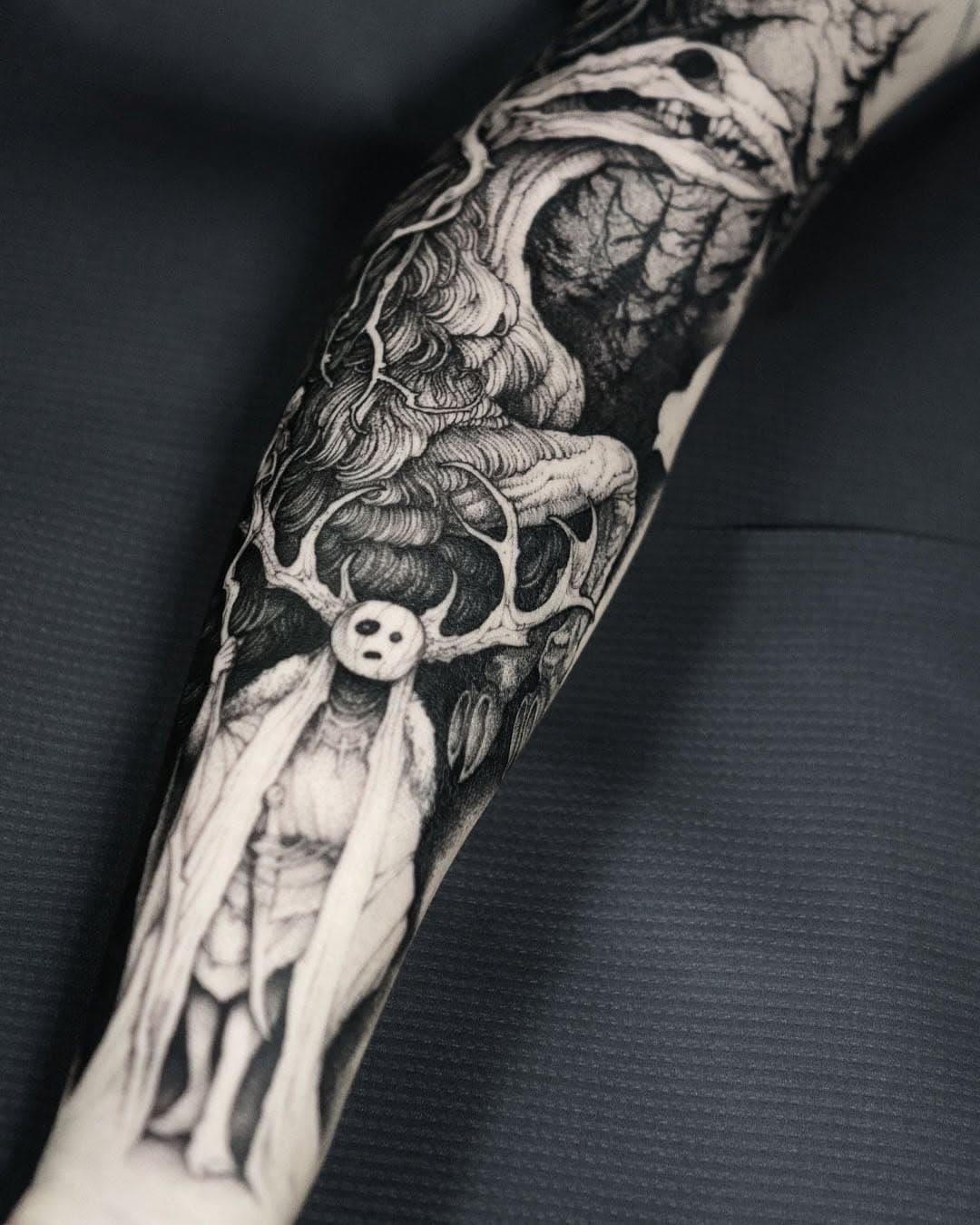 The shaman and the beast 

#bembentattoo #krakowtattoo #cracowtattoo #berlintattoo
#paristattoo #tattoodo #darktattoo #polandtattoos #tatuaz
#tattoostyle #tattooartist #illustration #artwork
#shamantattoo #monstertattoo #sleeve #design #graphicdesign #darkart
#blackart #darkartist #blackwork #blackworkers
#thedarkestwork #artesobscurae #heropen