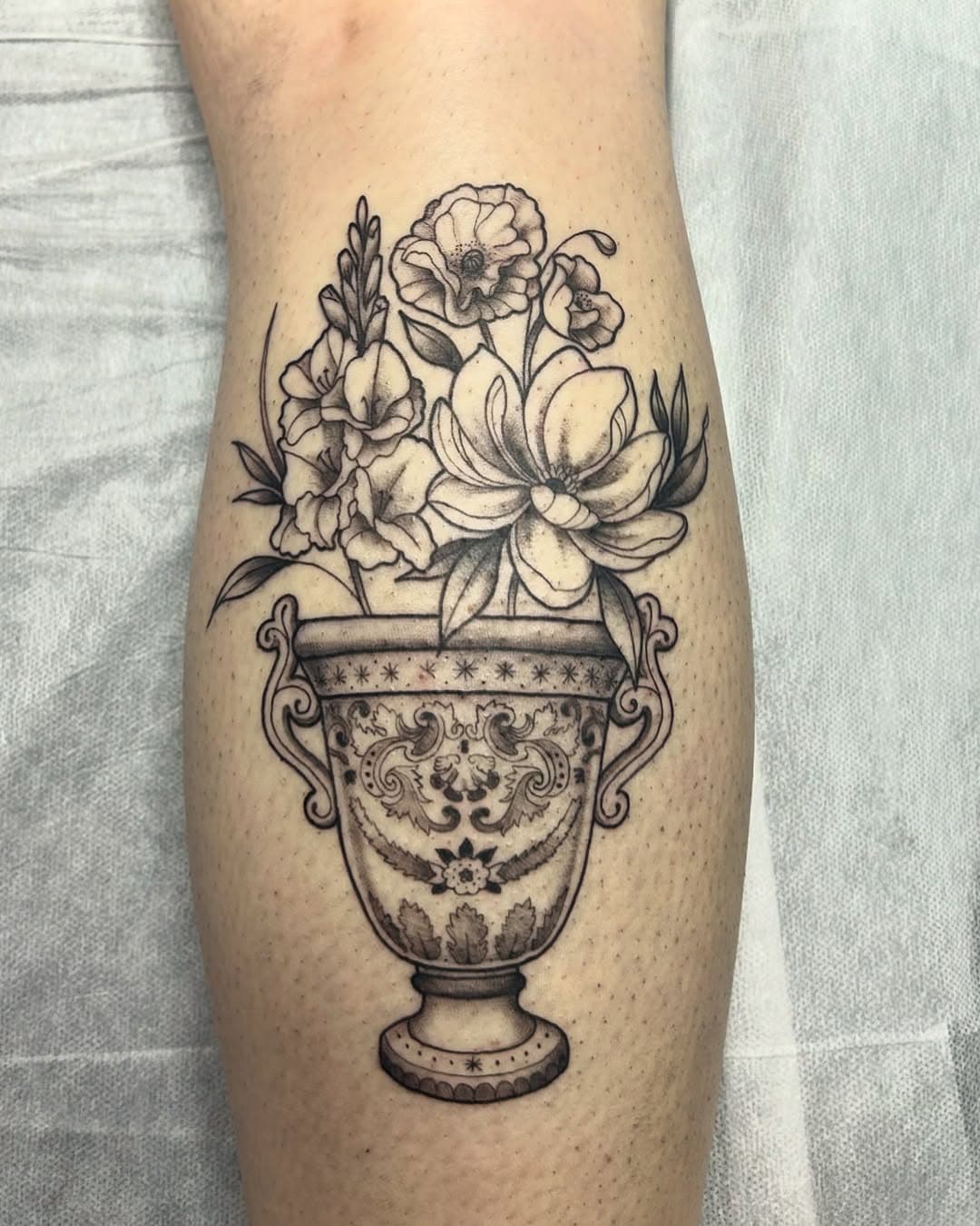 My client wanted to mix fineline with more traditional elements in this tattoo to honor her aunt- I absolutely loved getting to do this and would love to do more in the future!! 

#vasetattoo #floraltattoo #flowertattoo #louisvilletattoos #kentuckytattooers #finelinetattoo