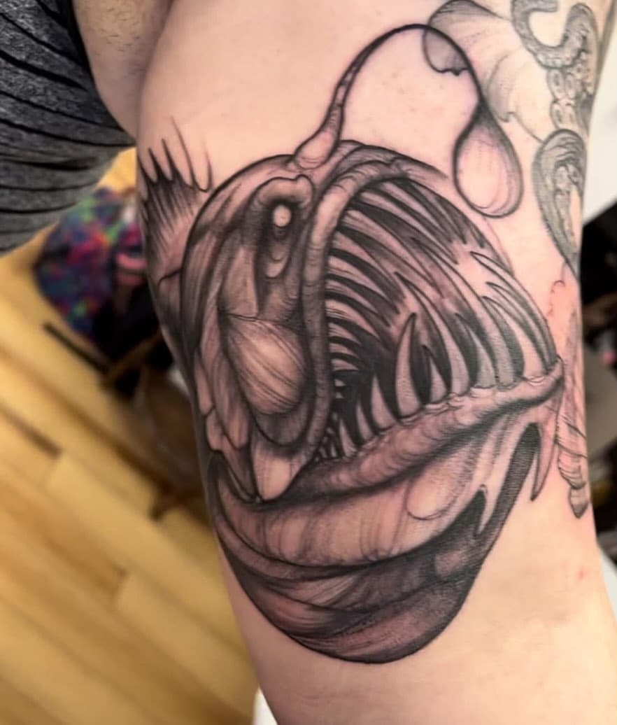 Be your own light 🕯️Amazing! By @bambikhan

#anglerfish