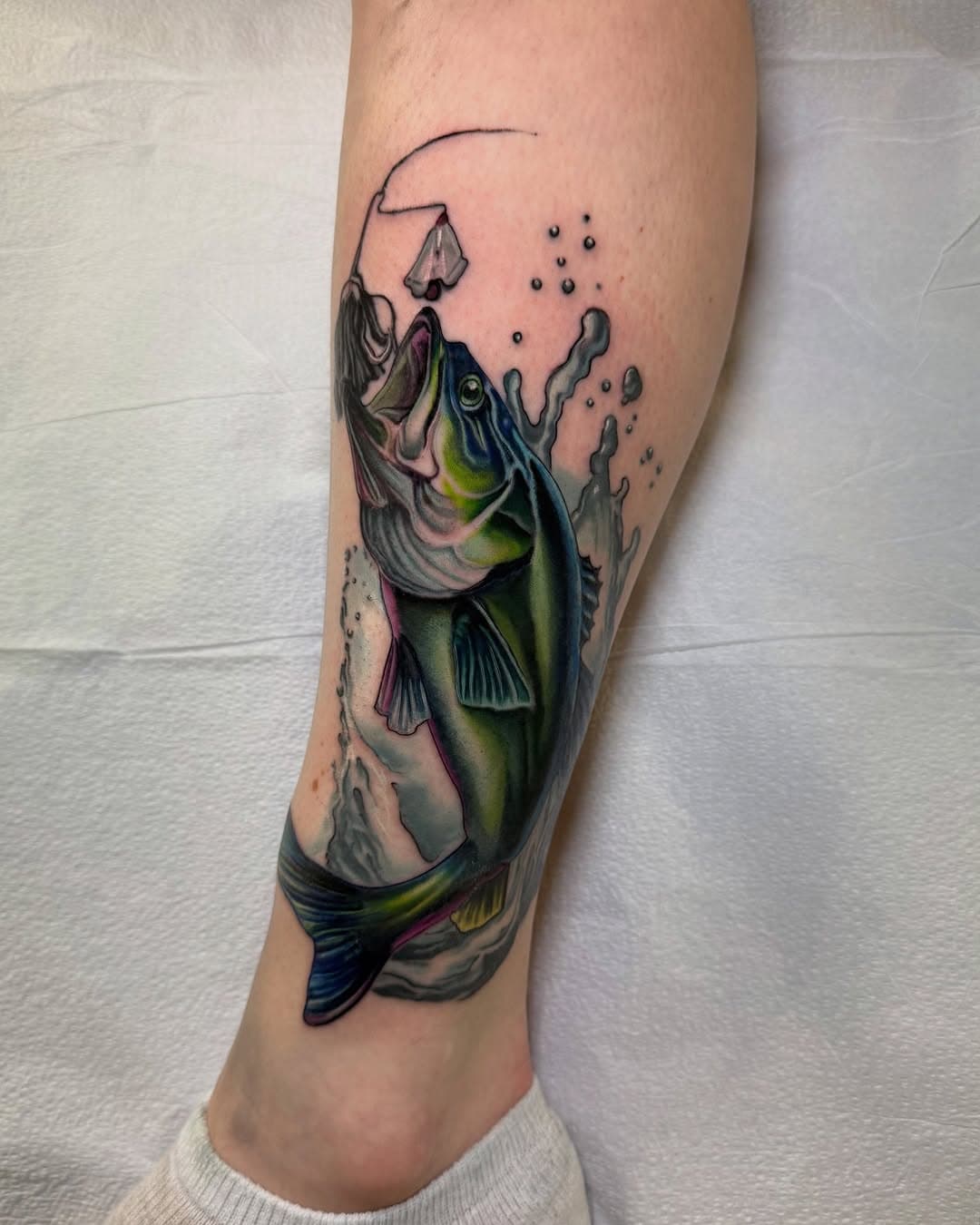 A bass for Jade to represent her grandpa 💙 Half fresh/half healed