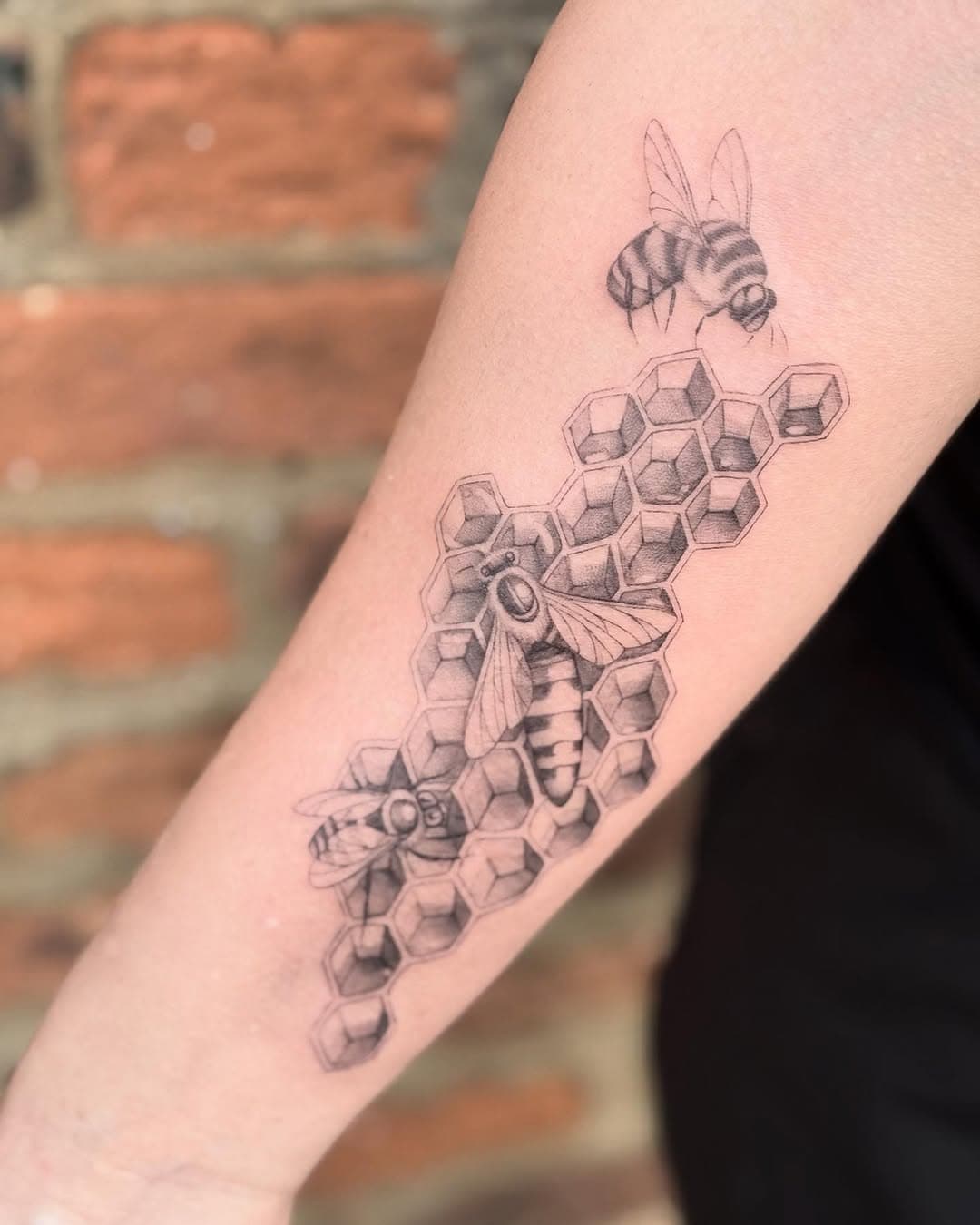 Had a lovely day learning all about beautiful bees 🐝 with @the_claire_carty #beetattoo #honeybees #beekeeper #finelinetattoo #southamptontattoo #southamptontattooartist #southamptontattoostudio #lymingtontattoo #bournemouthtattoo #bournemouthtattoostudio #bournemouthtattoo