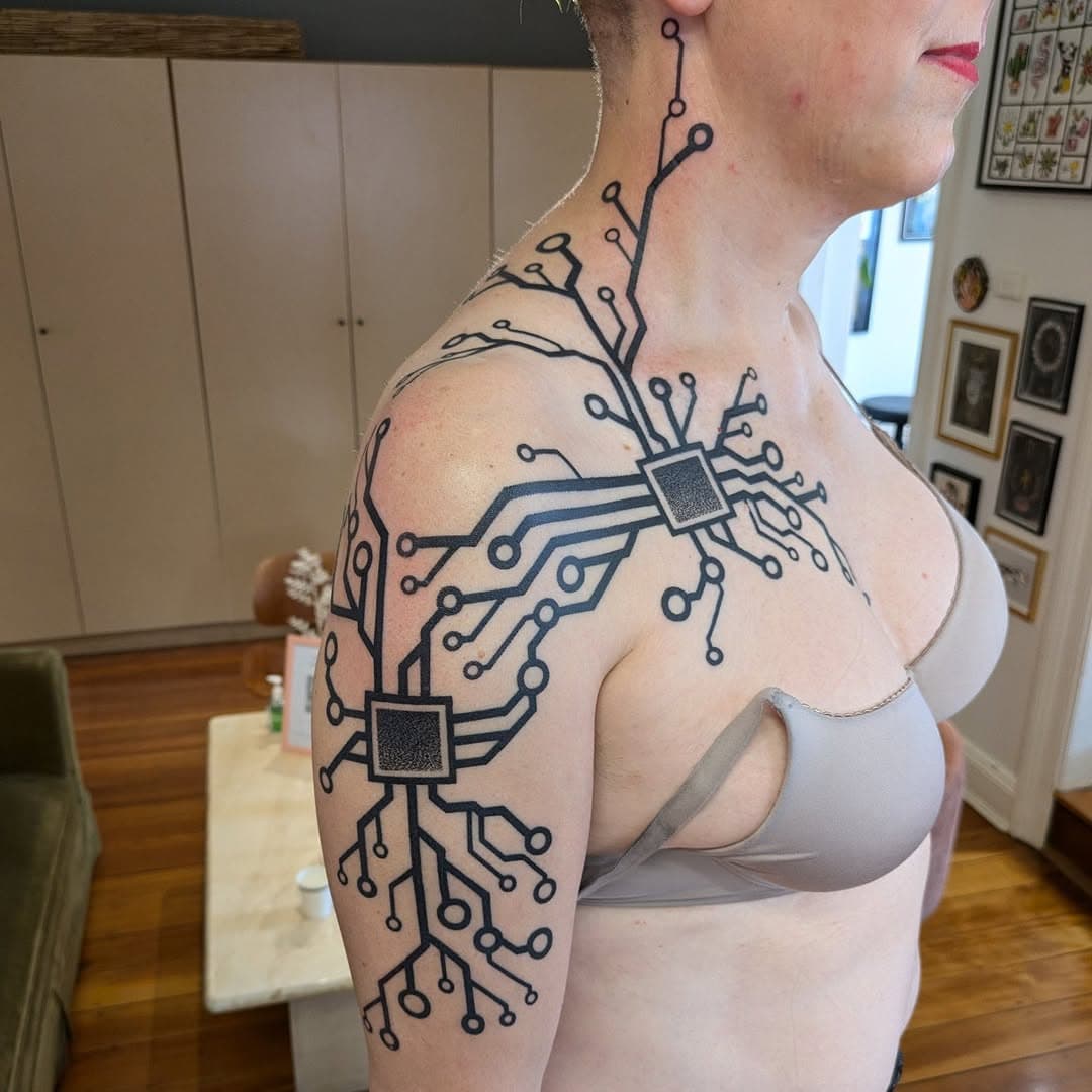 Circuitry done for @unit.yon.hachi 
@handinhand_tattoo 

#circuitry #circuitrytattoo #sydney #sydneytattooartist #london #londontattoo #londontattooartist