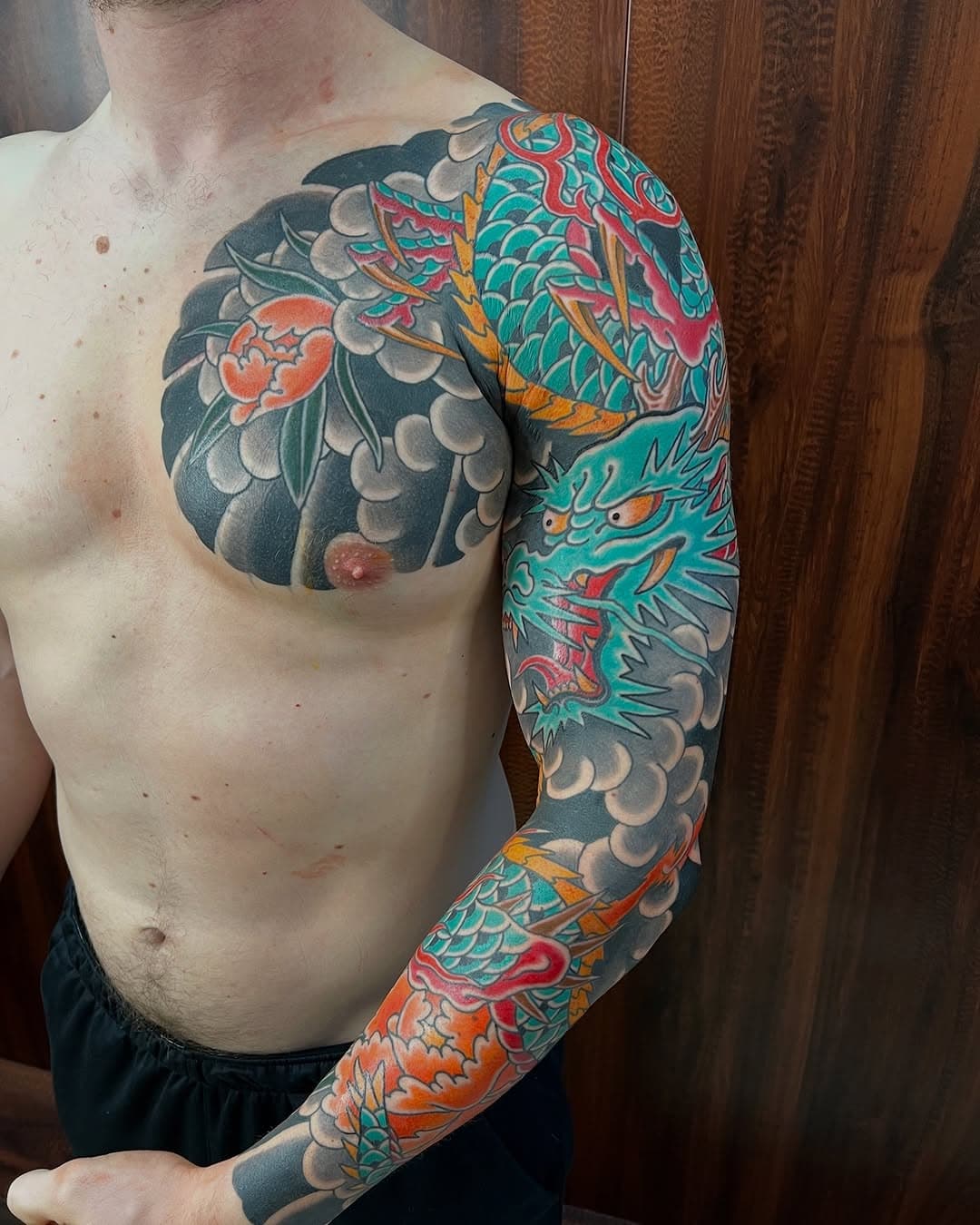 Dračí rukáv od @scottellistattoo 
🐲

Tradičních japonských motivů je spousta, ale ti draci! ❤️🔥

Jaké stvoření nebo postava japonské mytologie tě baví nejvíc? 

#japanesetattoo #irezumi #tattoo #tetovani #praha #prague #traditionaltattoo