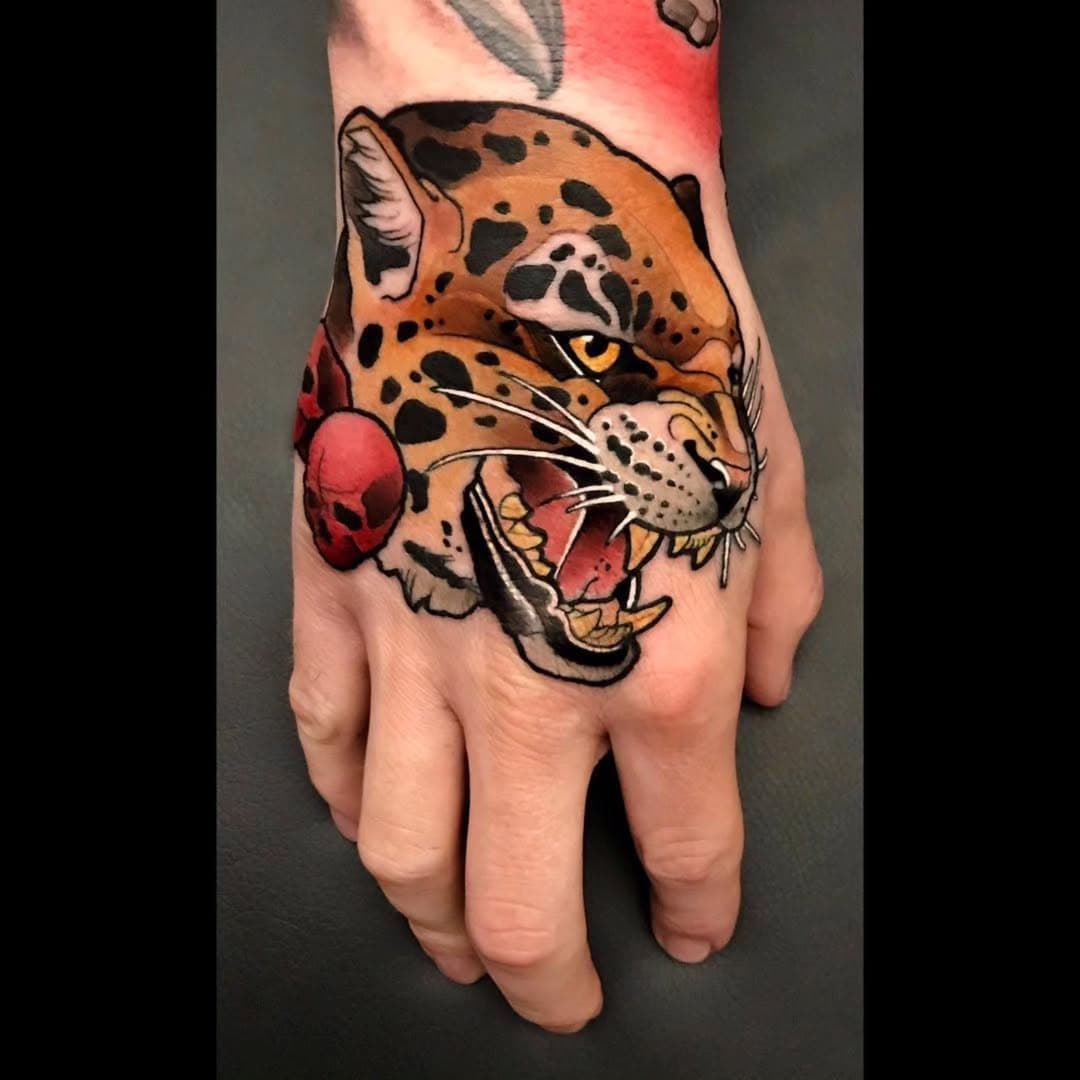 Was für eine schönes Hand Tattoo von unserem Neo Traditional Altmeister @marcoschmidgunst 

Was sagt ihr dazu?

#handtattoo #handtattoos #tattoo #tätowierung #tigertattoo #neotraditional #neotrad #brustoderkeule #berlin #instatattoo #germantattooers #berlintattooers #berlintattoo #tattooberlin #jobstopper