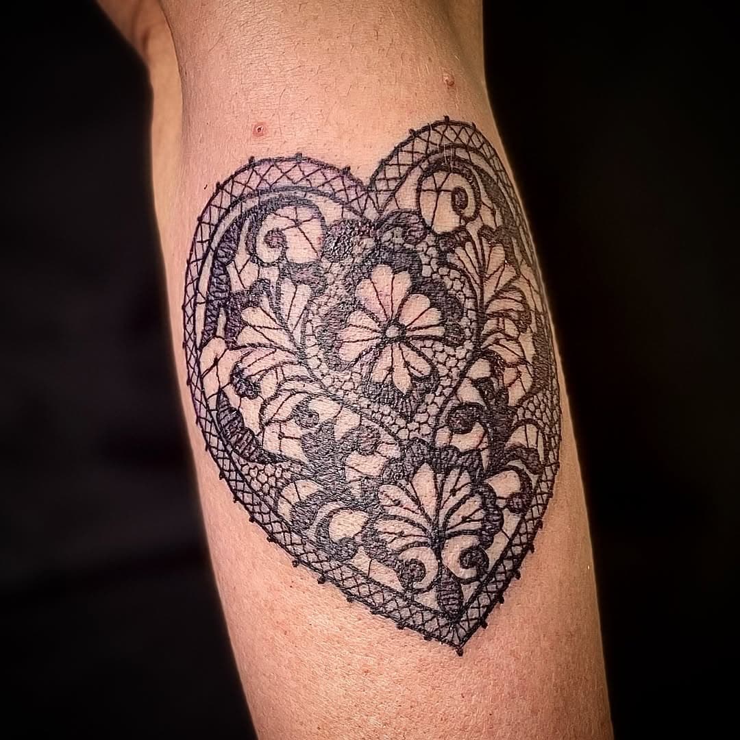 Merci Marie-Hélène!
From my St.Valentine’s flash 💝

#tattoo #tattooart #flash #tattooflash #stvalentin #valentines #valentineday #daturatattooparlor #mtl #montreal #love #heart #embroidery #embroiderytattoo #embroideryart #textile #lace #elegant #blacktattoo #linework #lineworktattoo