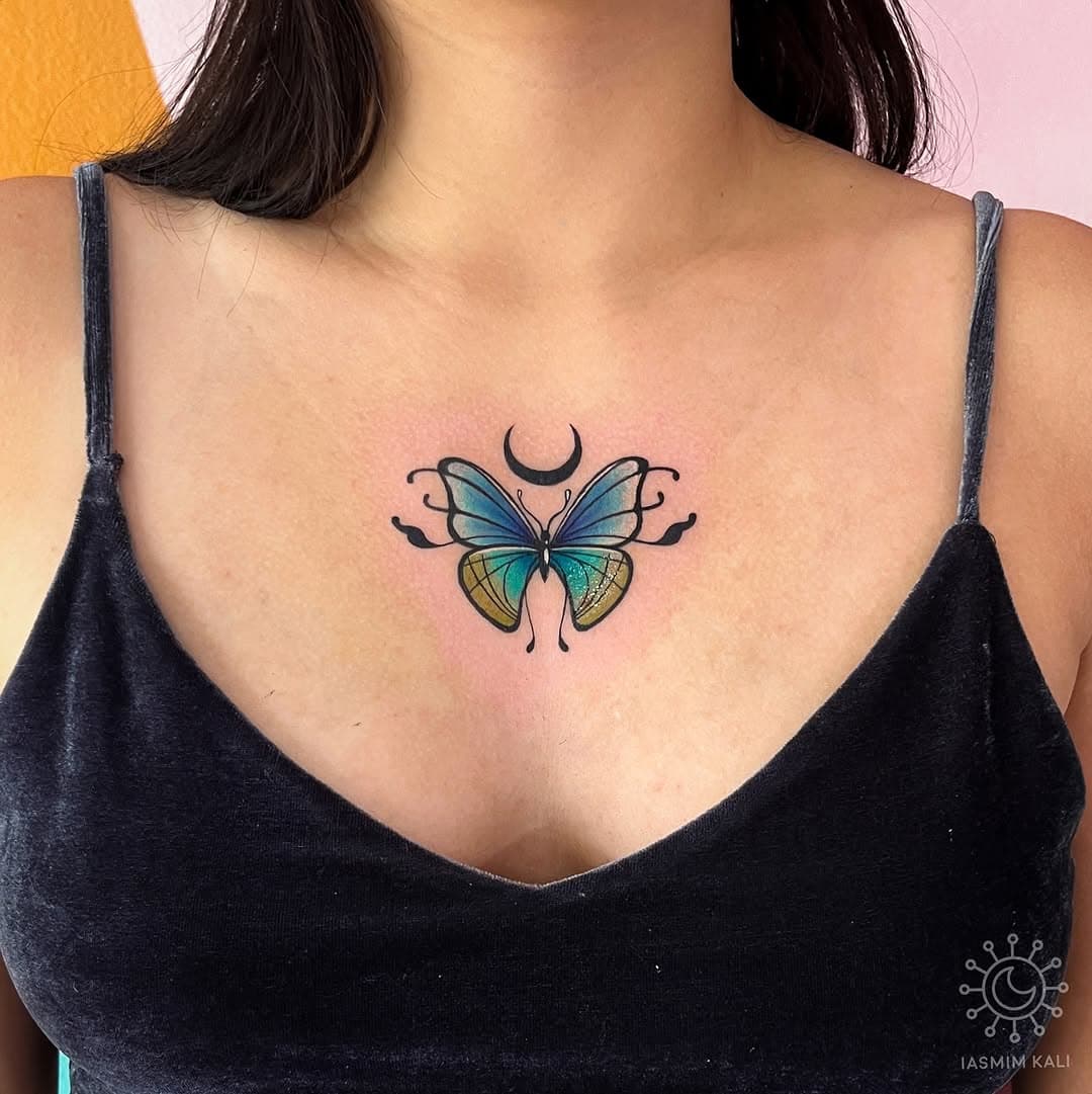 Borboleta que a Isabella escolheu dos meus flashes 💙 A última foto, como de costume, é bem de pertinho pra você poder ver os detalhes da aplicação, que fazem toda a diferença em uma tatuagem. E nem preciso dizer que amei o local que ela escolheu! E você, tatuaria o peito?
#iasmimkali #tatuagemborboleta #chesttattoo #bsbtattoo