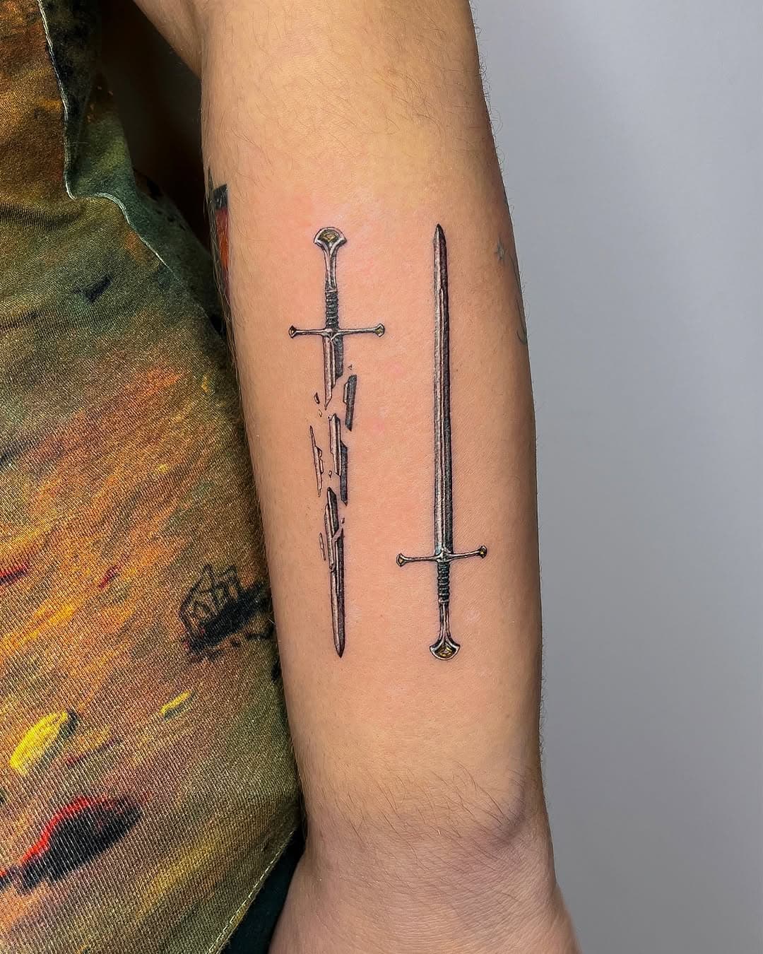 ✧ Narsil & Andúril ✧

⚔️

for @xsukkubx 
done at @studiolewareka 

✧

#lotrtattoo #lordoftheringstattoo #swordtattoo #narsiltattoo #anduriltattoo #minirealismtattoo #weapontattoo #microrealism #booktattoo #fantasytattoo #geektattoo #finlandtattoo