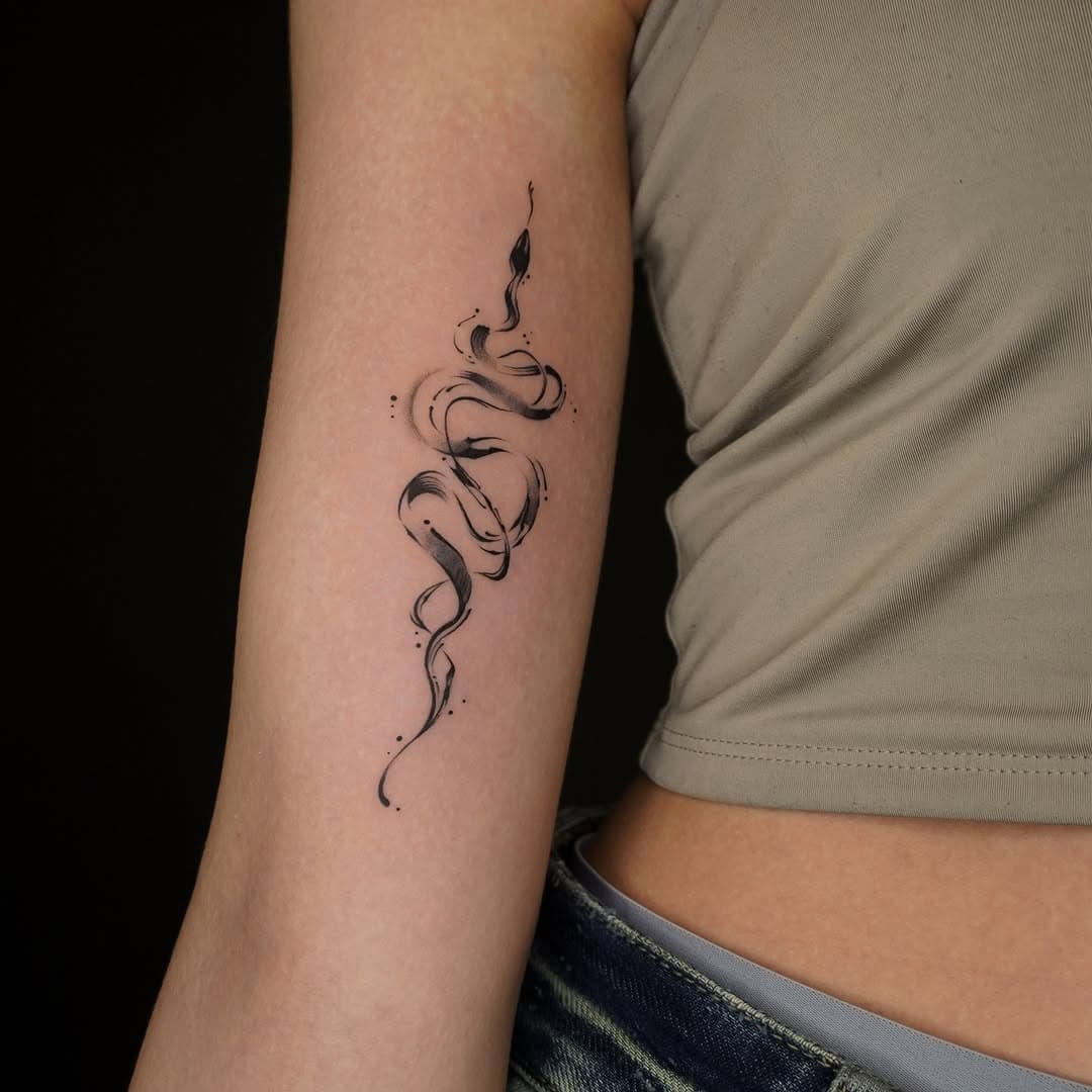 for Chloe 🐍 tysm
.
.
.
.
#tattoonyc #snaketattoo #tattooartist #inktattoo #abstracttattoo #finelinetattoo #nyc #nyctattoo