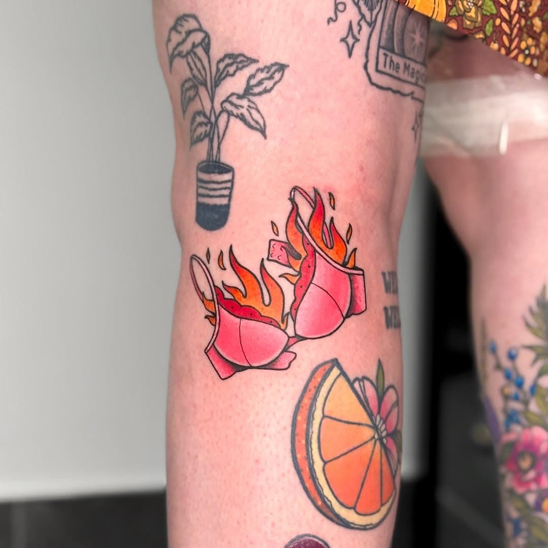 ✨ Burning Bra ✨

Next to healed orange slice 🍊

#bratattoo #burningbra #feminism #feminist #feministtattoo