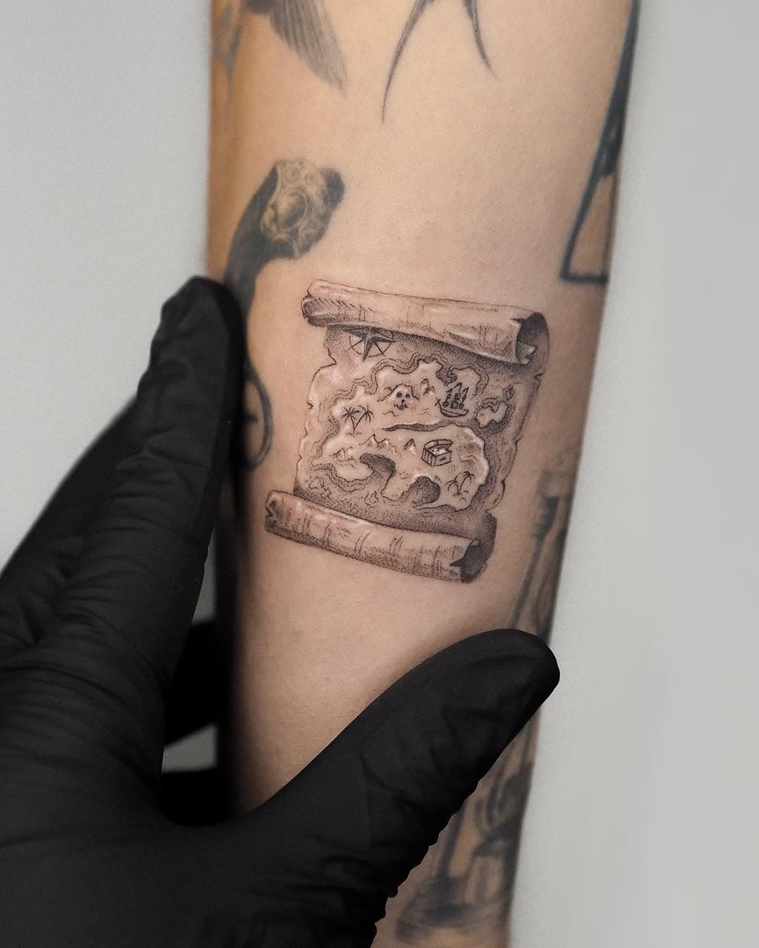 Micro treasure map 🗺️ 
.
#londontattoo #londontattooartist #finelinetattoo #singleneedletattoo #microrealism #dotworktattoo #smalltattoo #realistictattoo