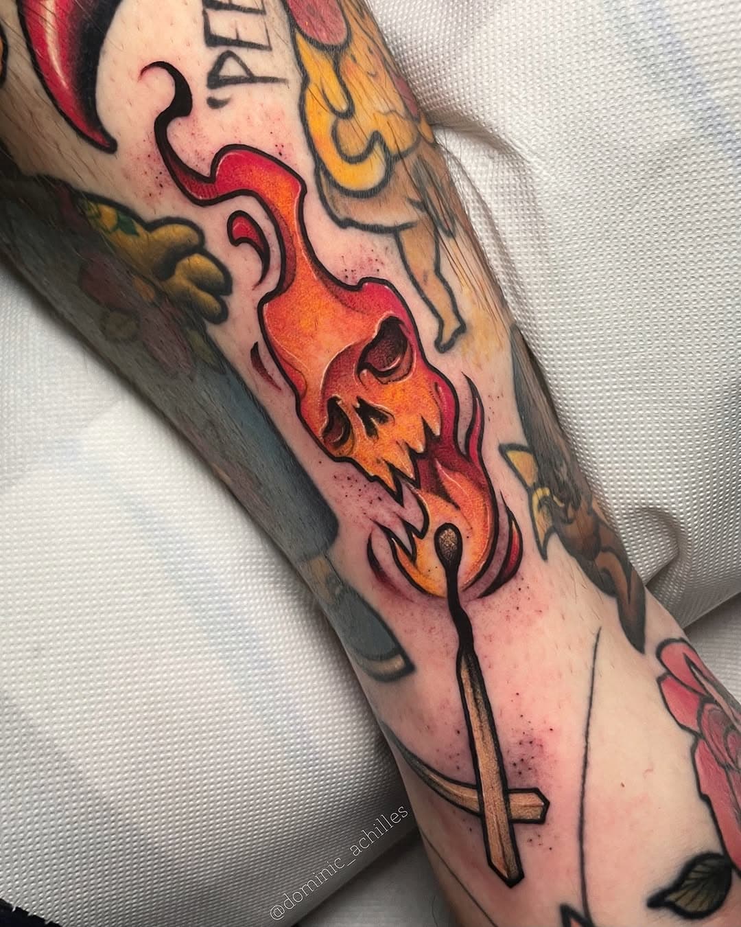 Flammender Lückenfüller für Mario 🔥 – Umgeben von sehr geilen Arbeiten von @konstantin.tattoos und meiner „PEE-ZZA“ 🍕

#matchsticktattoo #matchstick #matchstickskull #skulltattoo #streichholztattoo #streichholz #neotraditionaltattoo #neotraditional #neotrad #stuttgarttattoo #ludwigsburgtattoo #boldaslovetattoo #dominicachillestattoo