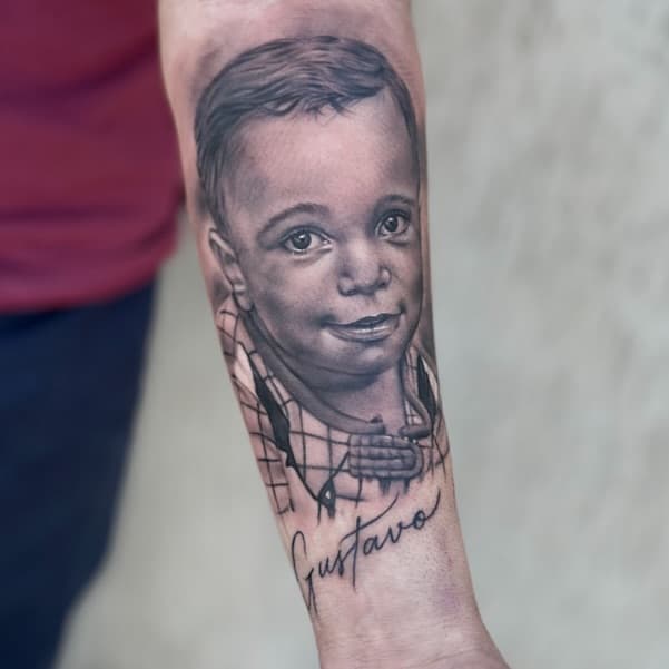 Boa tarde.
 Portrait do pequeno Gustavo .
Para orçamentos, só chamar no WhatsApp:
☎️ 88 999903295
#tattooart #tattoolifestyle #blackandgreytattoos #tattooworld #portraittattoo #blackandgraytattoo #cheyenne #dynamicink