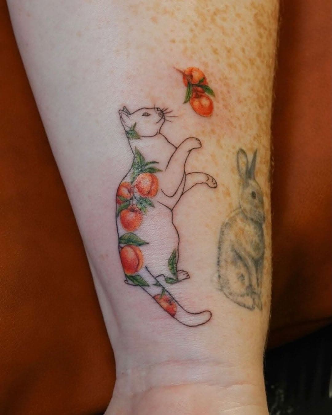 An homage to Peach, the cat, by Aline @ecoart_tattoo 😸 🍑  #cutetattoos #cattattoo #peachestattoo