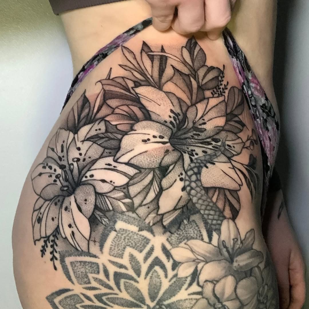 Lilies (mandala not mine) Thank you Katie for this lily addition to your leg sleeve. I'm excited that we'll have a lot of creative time filling in the gaps on the leg. I'm looking forward to the end result 💚 
..
.
..
#ink #inked #tattoo #tattoos #blackworktattoo #lilies #flowertattoo #botanicaltattoo