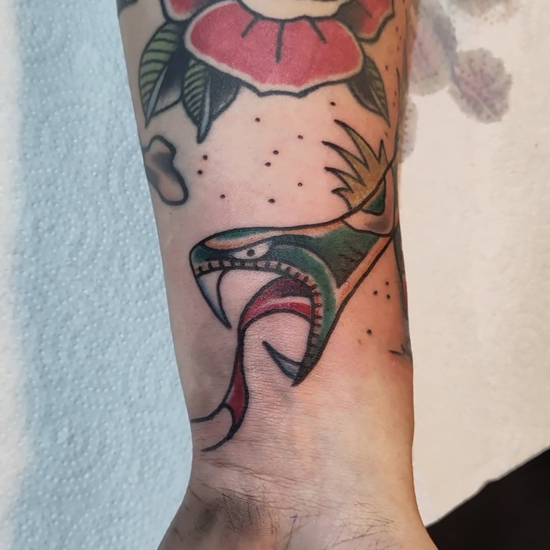 Mal wieder neue alte Bilder! Lückenfüller, der sich effektiv um den Arm schlängelt. Und zum Schluss gibt's noch n schönes wackeliges Video vom Arm
Viel Vergnügen
#tattoo #ink #tattooed #boldtattoo #traditionaltattoo #classictattoo #snake #snaketattoo #gapfillertattoo #armtattoo  #colortattoo #roadhouseheidenheim #sweatyaxl