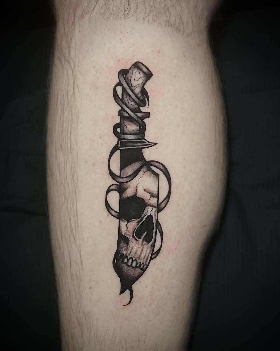 I had the pleasure of tattooing another one of my knife flash designs last week! 

Thank you Luke 🙏🏻

Proudly sponsored by:
@ezcartridgecouk 
@yayofamilia 
•
Using:
@bishoprotary @worldfamousink @Criticaltattoosupply @forgedbymeta @Killerinktattoo @Barbersdts

 #uktattooist #tattooartist #tattoosofinstagram 
#darkart #blackandgrey #blackandgreytattoo #bngtattoo #tattoos #uktattoo #uktattooist #blackwork #darktattoos #ink #drawing #painting #tattooart #tattooing #sleevetattoo #tattoolife #tattoosnob #tattoosofinstagram #realism #realistictattoos #boldwillhold