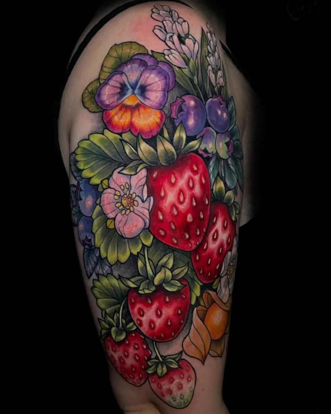 Par/By Julie @jzel_tattoo #imagotattoo #neotraditional #neotraditionaltattoo #fruitsandflowers #montrealtattooartist