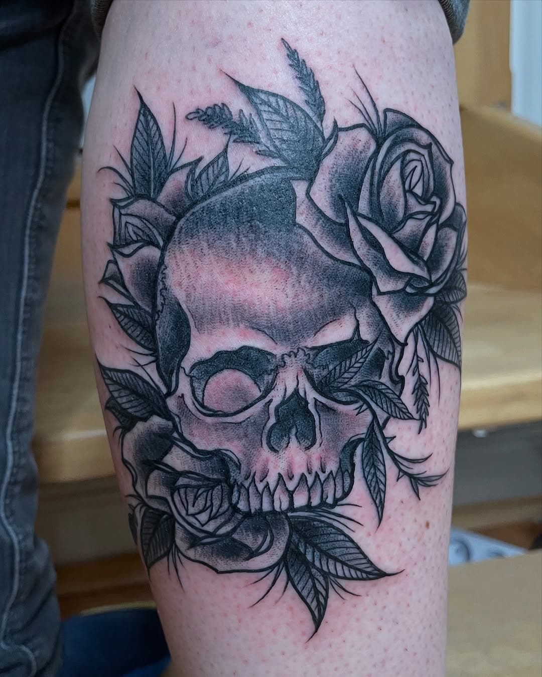 Forgot to post this! #skull #schädel #skulltattoo #schädeltattoo #skullandroses #blackandgreytattoo #gronewoldtattoo #hamburg #hamburgtattoo #altona #ostfriesland #ostfrieslandtattoo #neotraditionaltattoo #traditionaltattoo #tattoo #tattoos