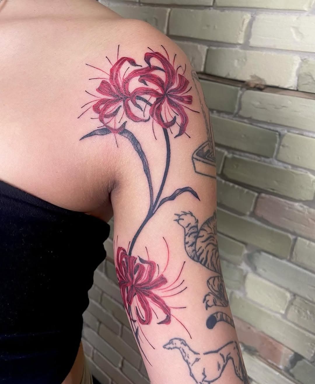 Beautiful floral from our very own @kota_marysue ❤️ go check her page out and give her a follow! 

•

#rosetattoo #redtattoo #floraltattoo #spiderlily #flowertattoo #prettytattoo